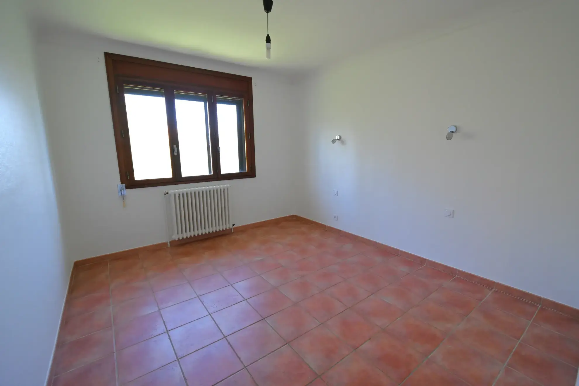 Maison spacieuse de 120 m² à Grépiac avec grand terrain et possibilités d'aménagement intérieur 