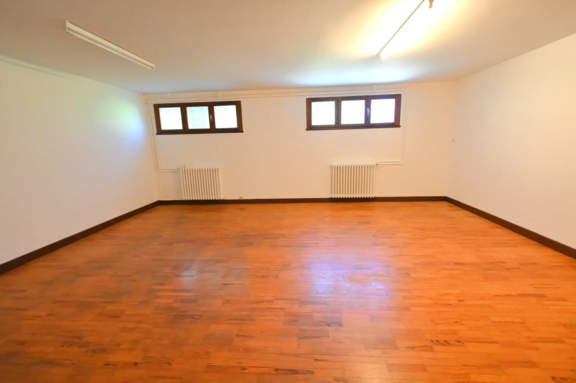 Maison spacieuse de 120 m² à Grépiac avec grand terrain et possibilités d'aménagement intérieur 