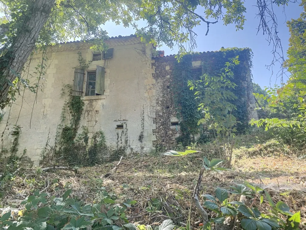 Ferme avec dépendances et terrain de 34 hectares en Dordogne à restaurer 