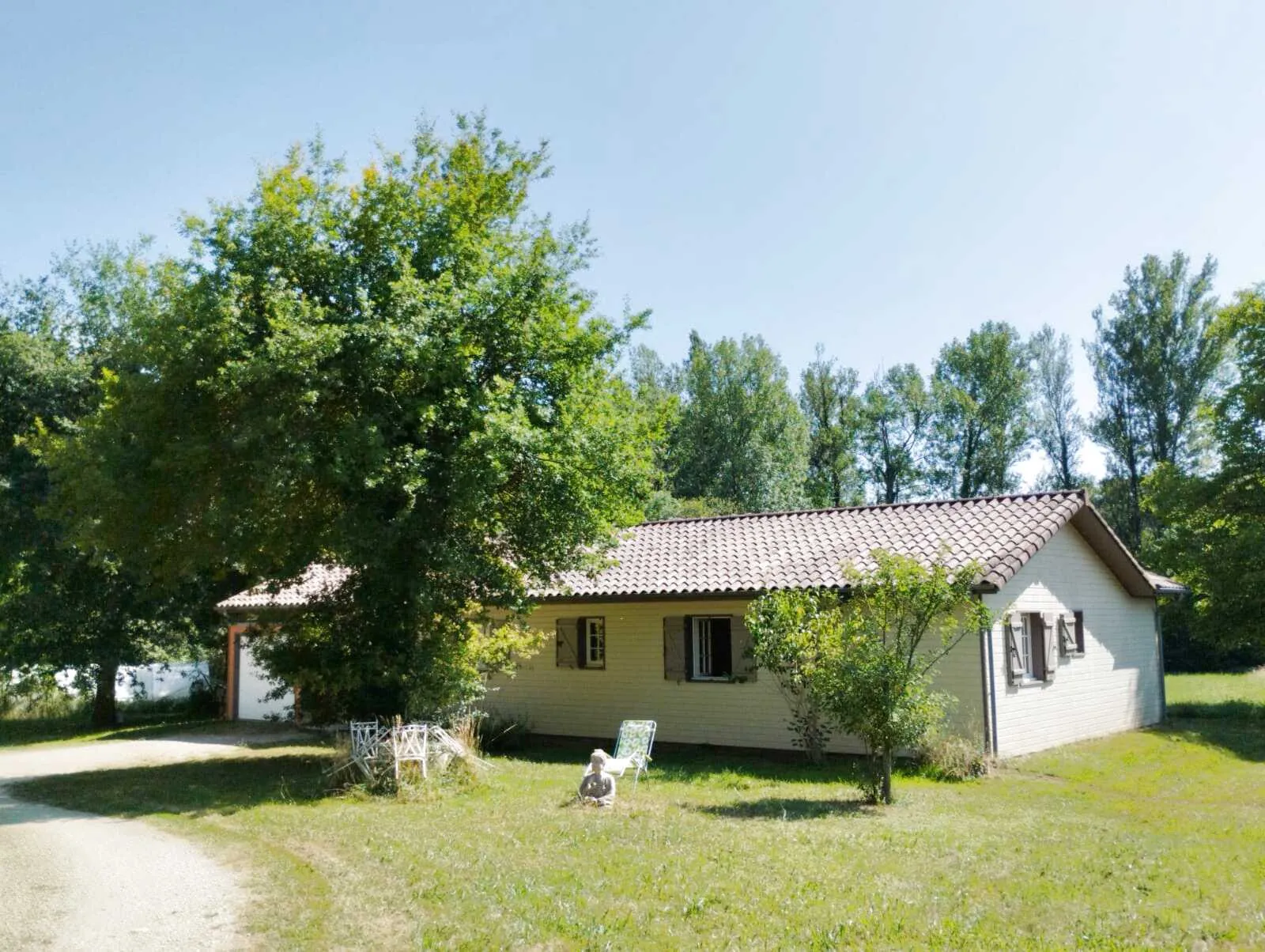 Maison écologique de plain-pied avec 3 chambres à Cazals, secteur calme et proche des commodités 