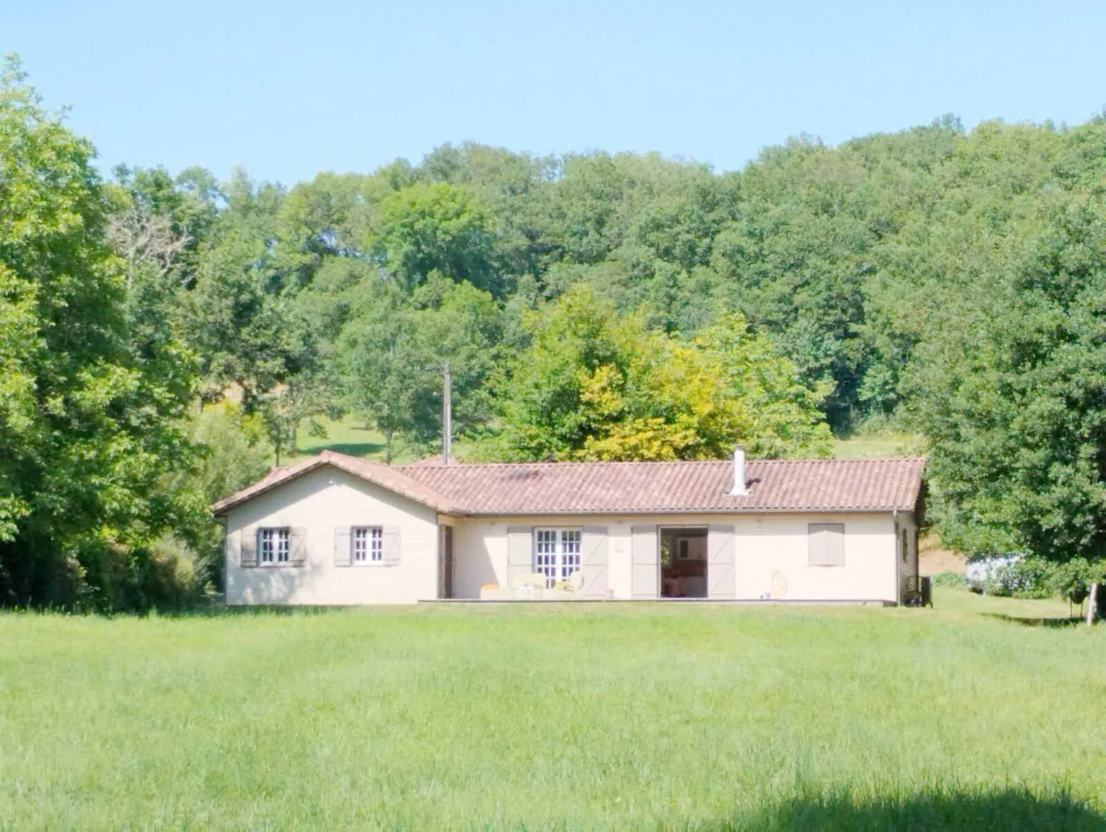 Maison écologique de plain-pied avec 3 chambres à Cazals, secteur calme et proche des commodités 