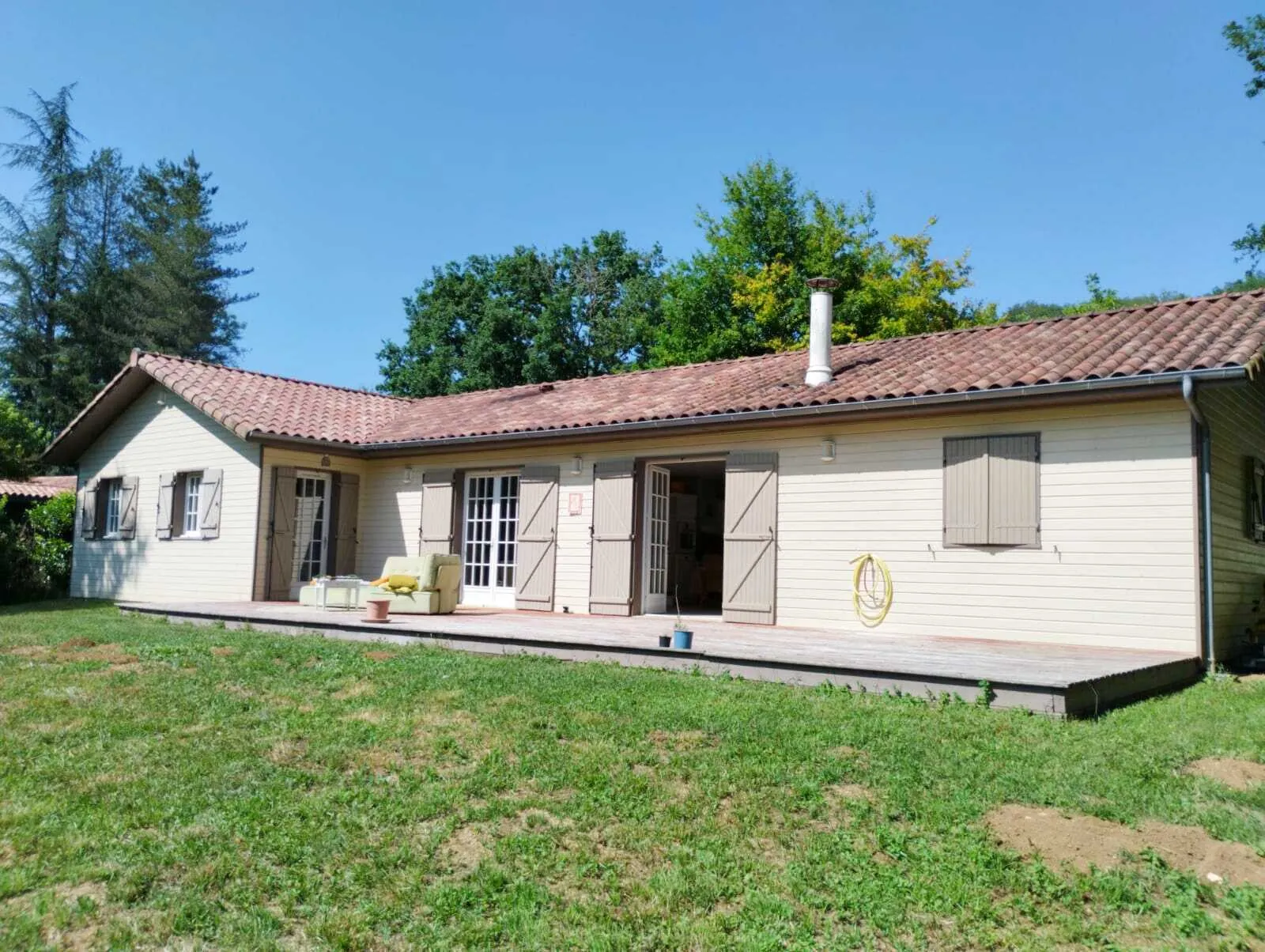 Maison écologique de plain-pied avec 3 chambres à Cazals, secteur calme et proche des commodités