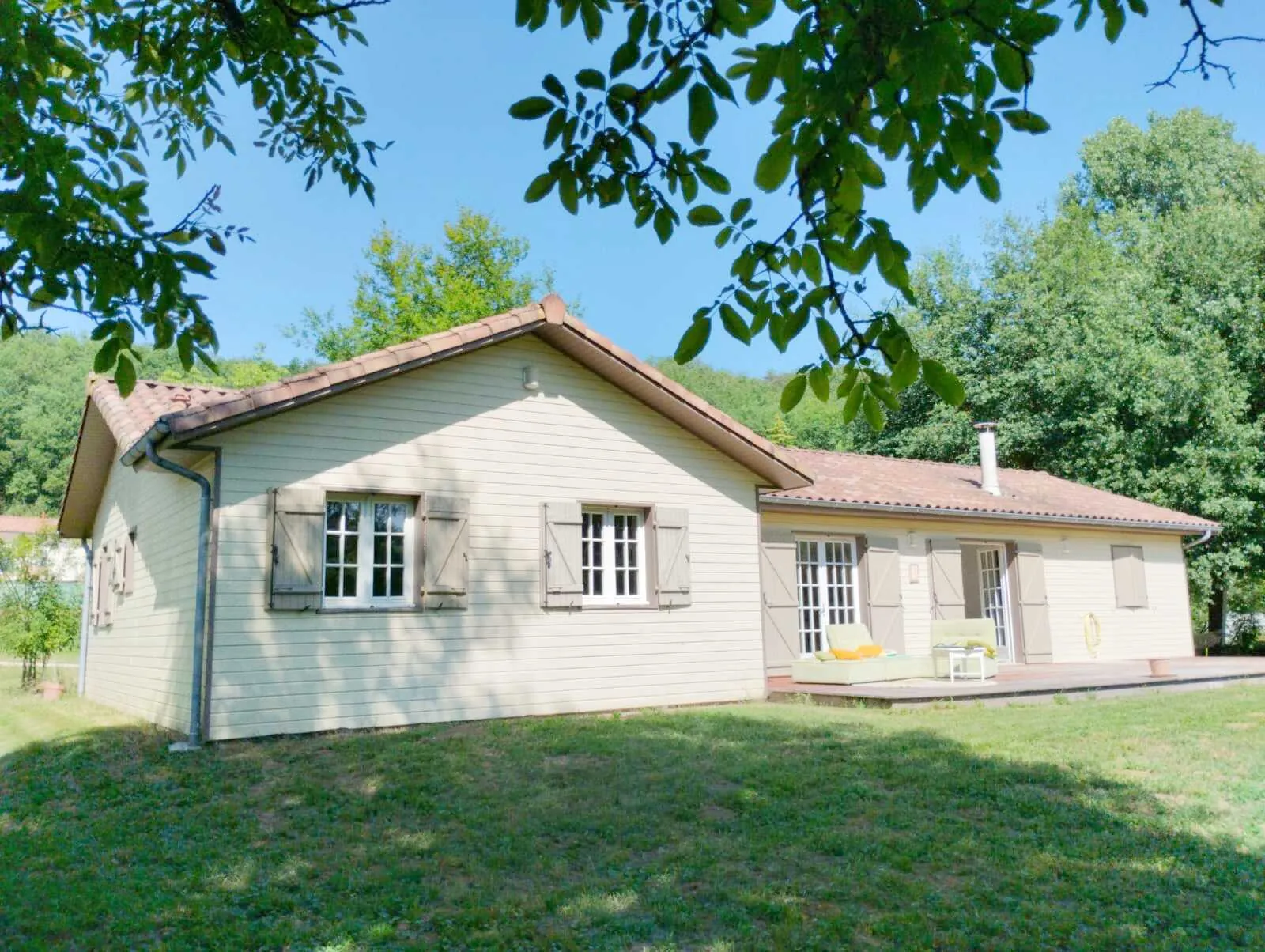 Maison écologique de plain-pied avec 3 chambres à Cazals, secteur calme et proche des commodités 