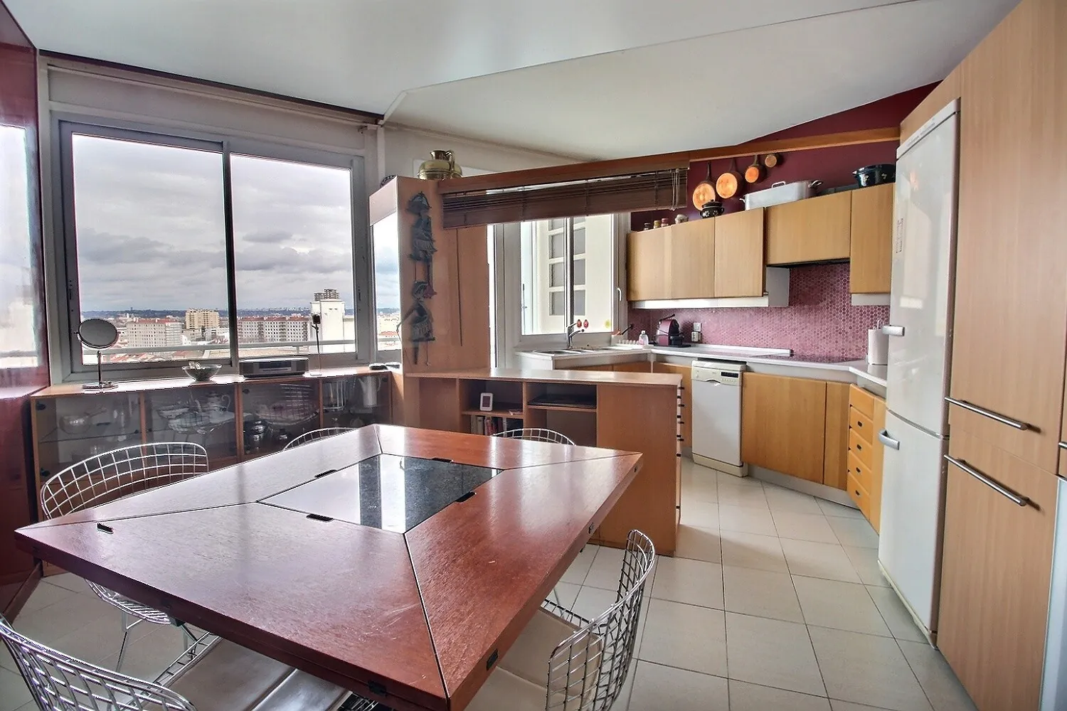 Appartement T3 lumineux avec deux balcons à Lyon 8, proche métro 