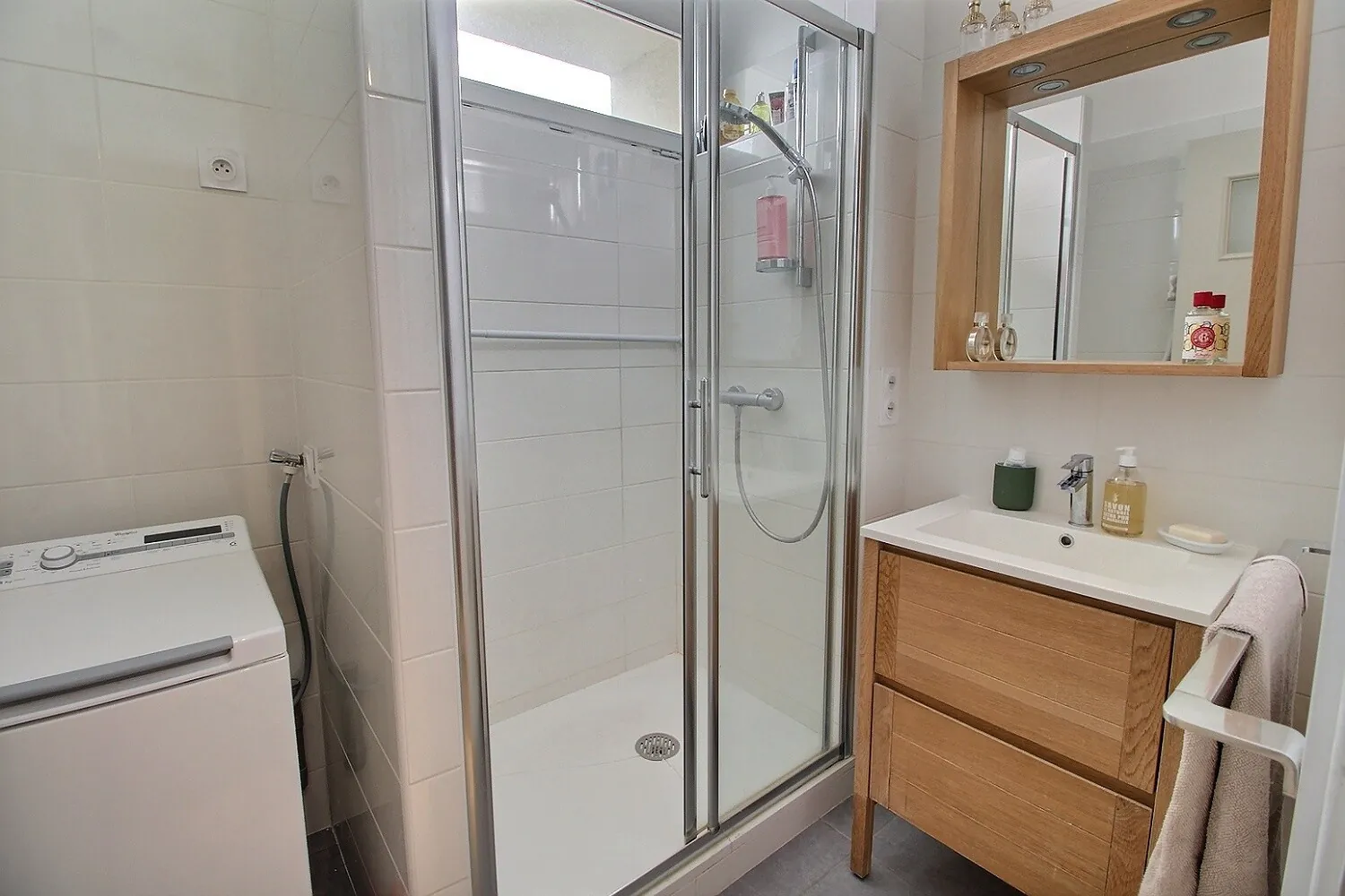 Appartement T3 lumineux avec deux balcons à Lyon 8, proche métro 