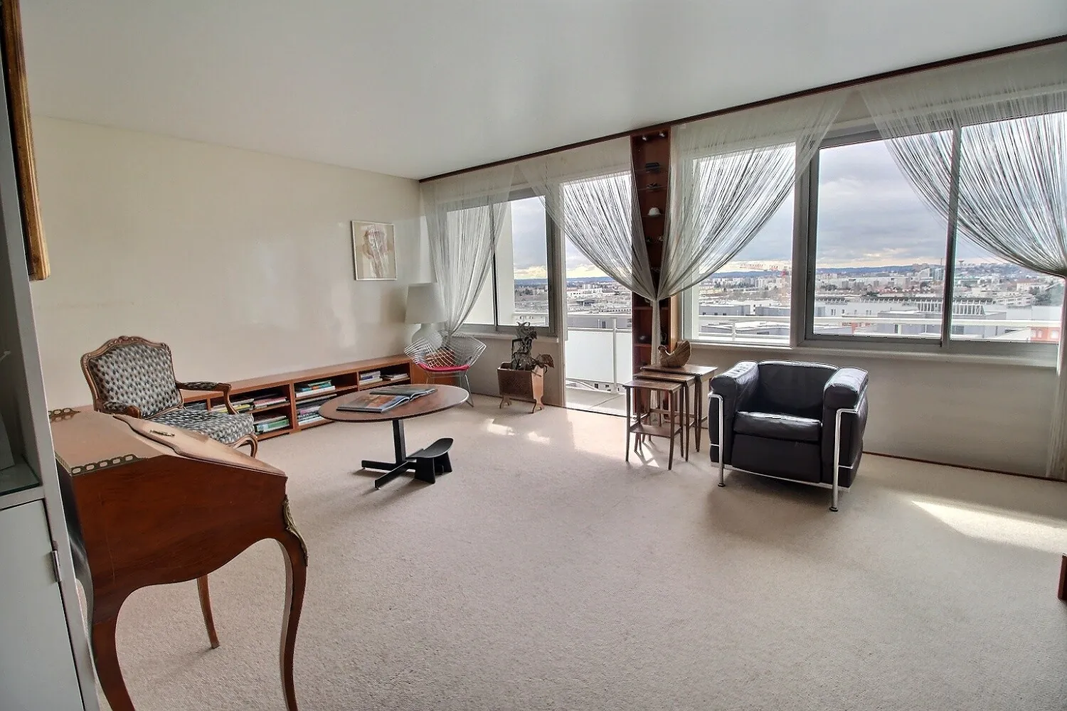 Appartement T3 lumineux avec deux balcons à Lyon 8, proche métro 