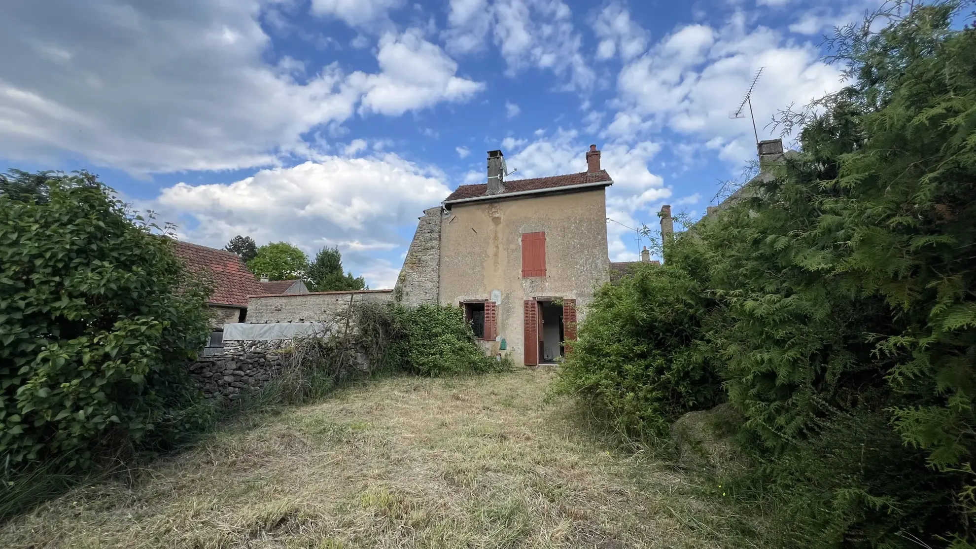 Maison avec dépendance et jardin à Guillon (89) – Résidence ou investissement