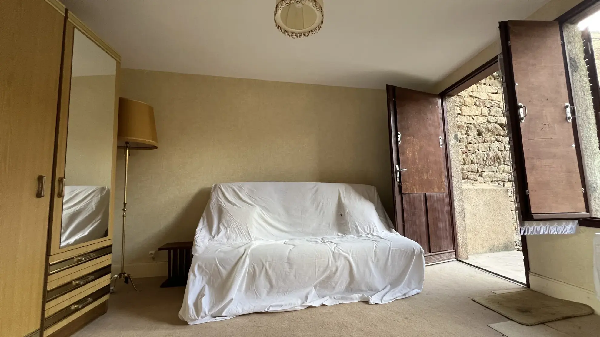 Maison avec dépendance et jardin à Guillon (89) – Résidence ou investissement 