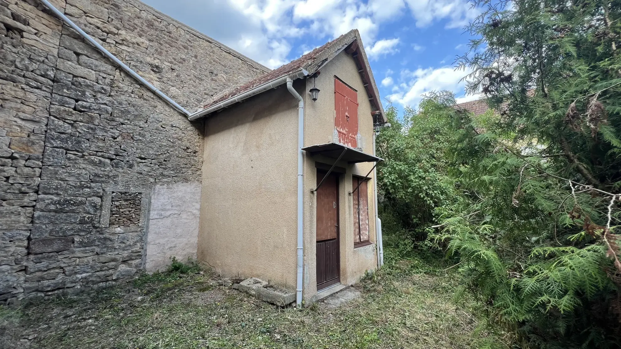 Maison avec dépendance et jardin à Guillon (89) – Résidence ou investissement 