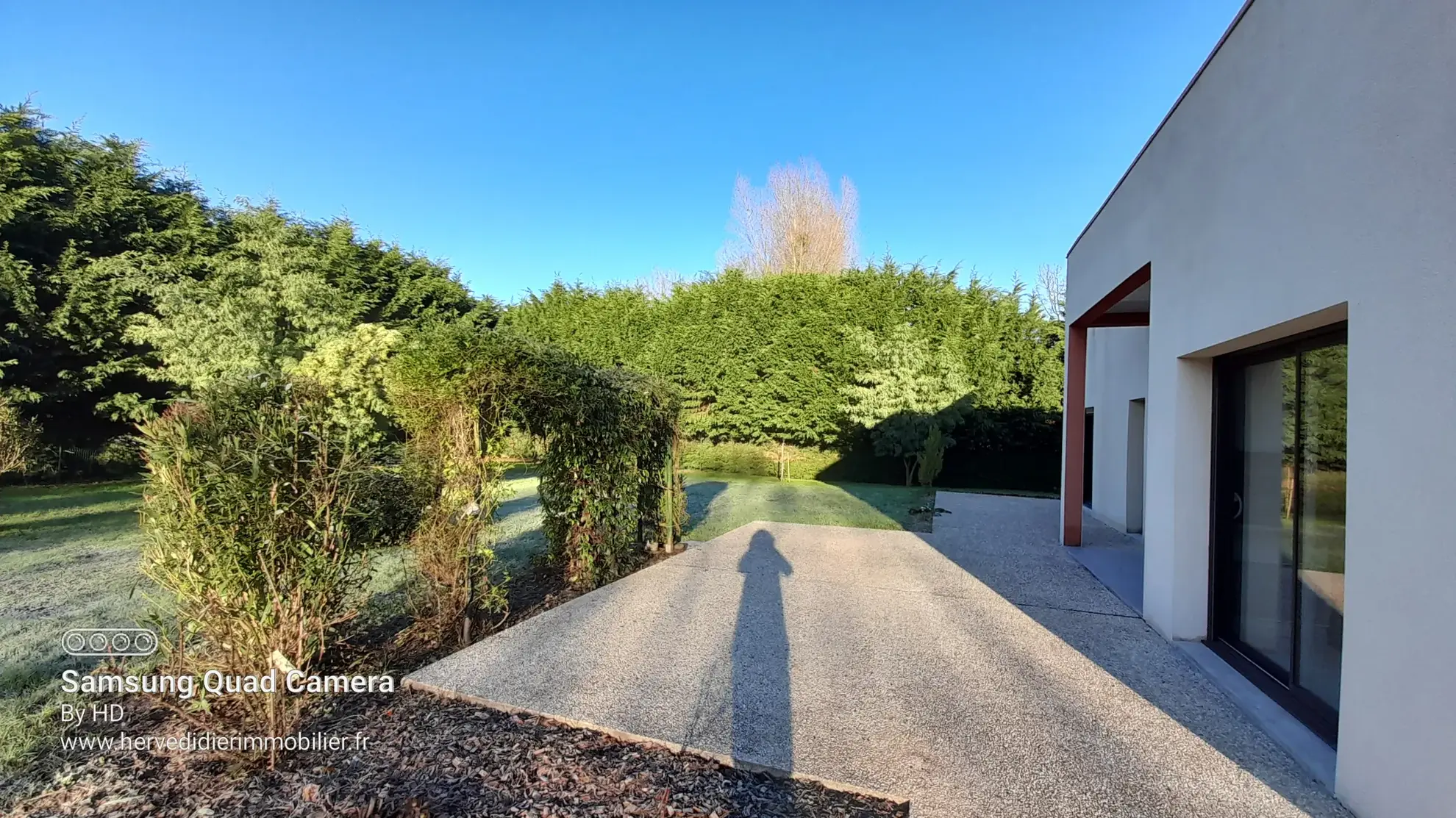 Maison contemporaine à Clermont-Créans (72200) avec grand terrain et belle isolation 
