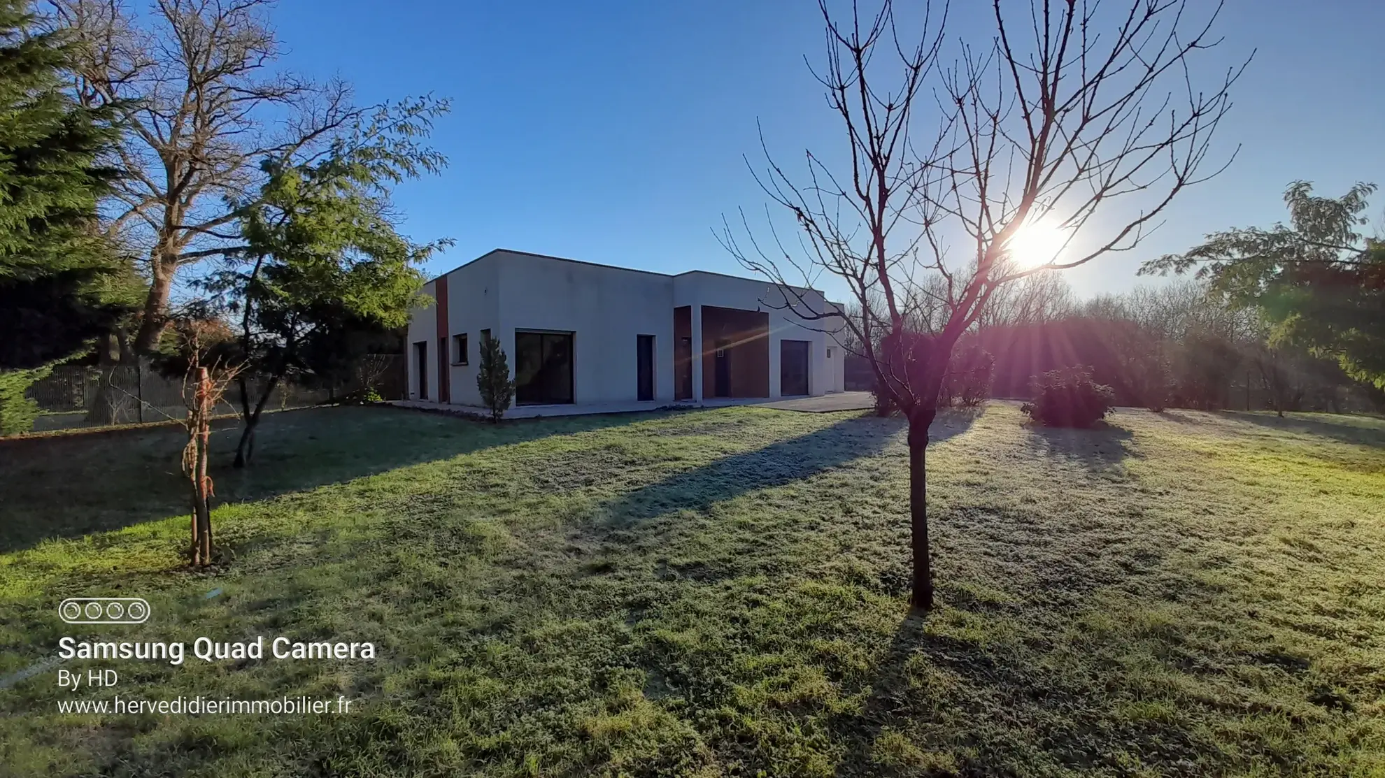 Maison contemporaine à Clermont-Créans (72200) avec grand terrain et belle isolation