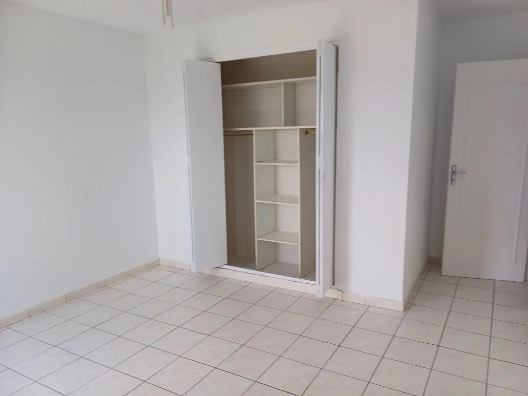 Belle maison de 4 chambres avec garage et jardin à Villemoustaussou près de Carcassonne 