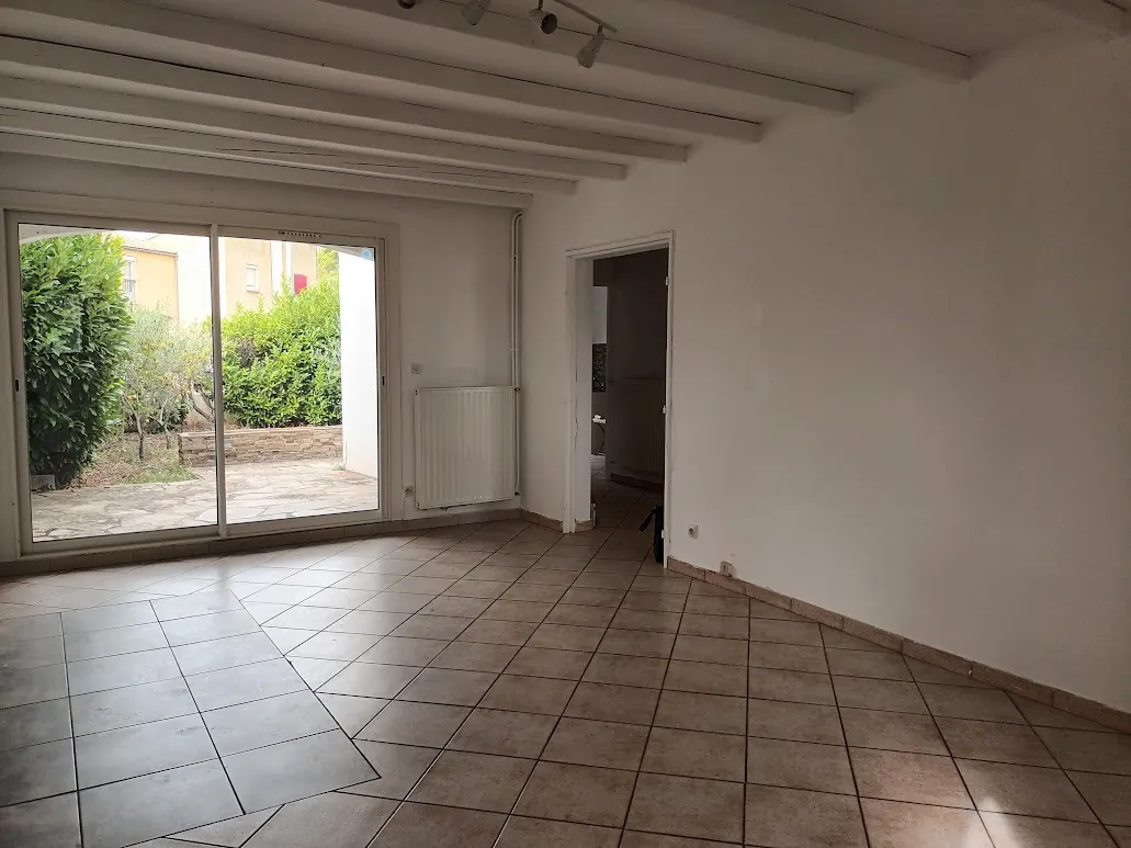 Belle maison de 4 chambres avec garage et jardin à Villemoustaussou près de Carcassonne 