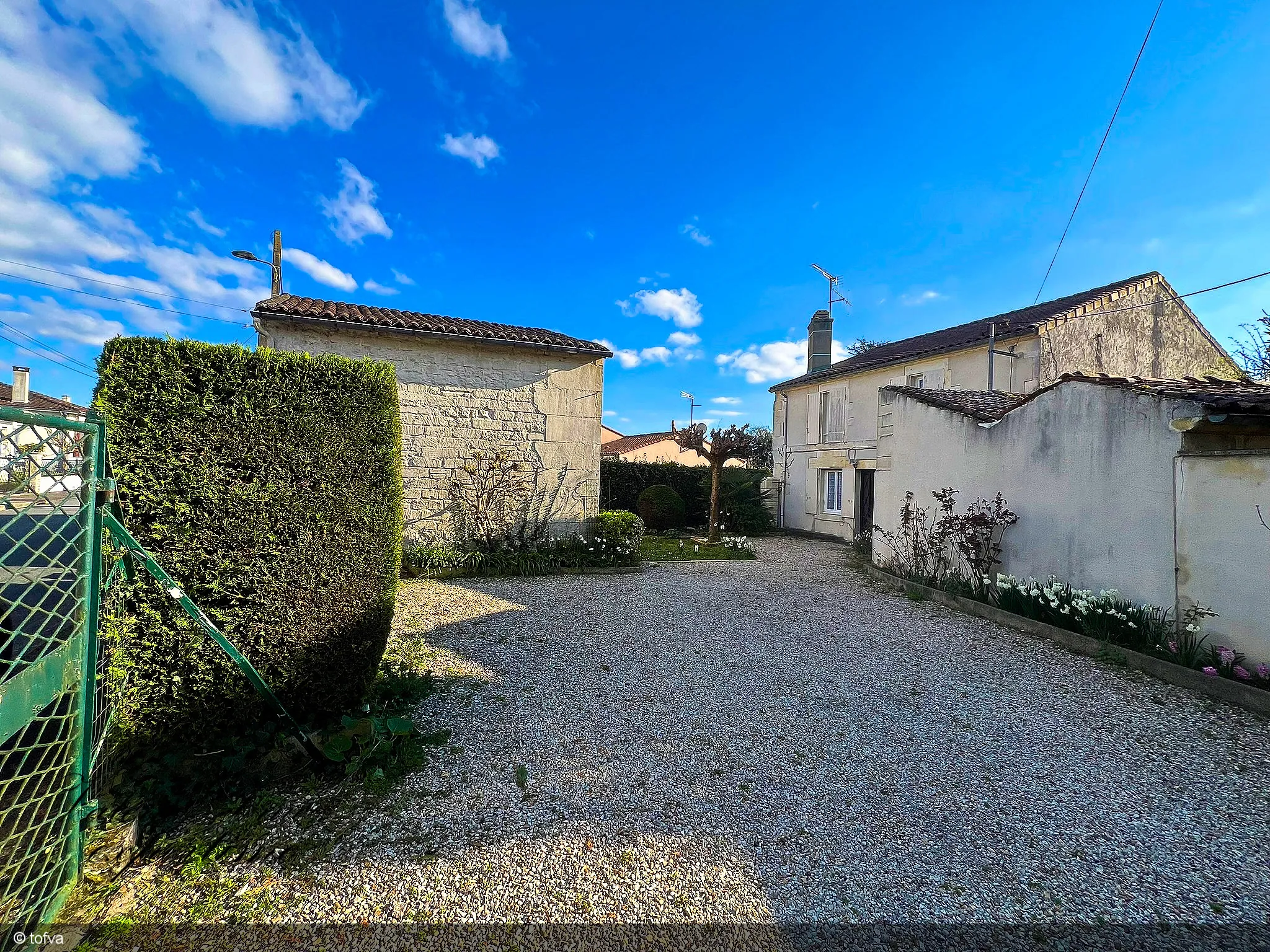 Maison de ville avec jardin et garage à Cognac Saint Martin 