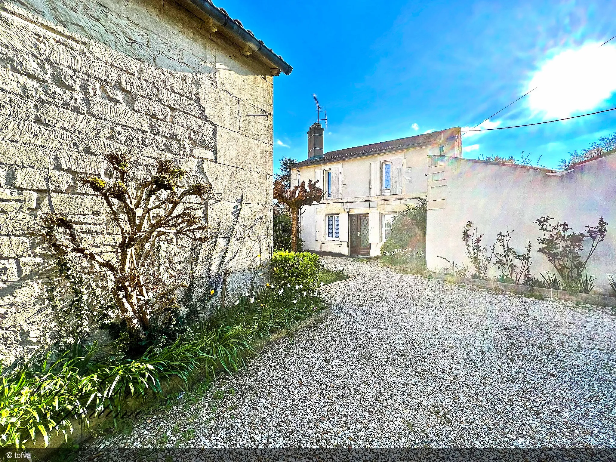 Maison de ville avec jardin et garage à Cognac Saint Martin 
