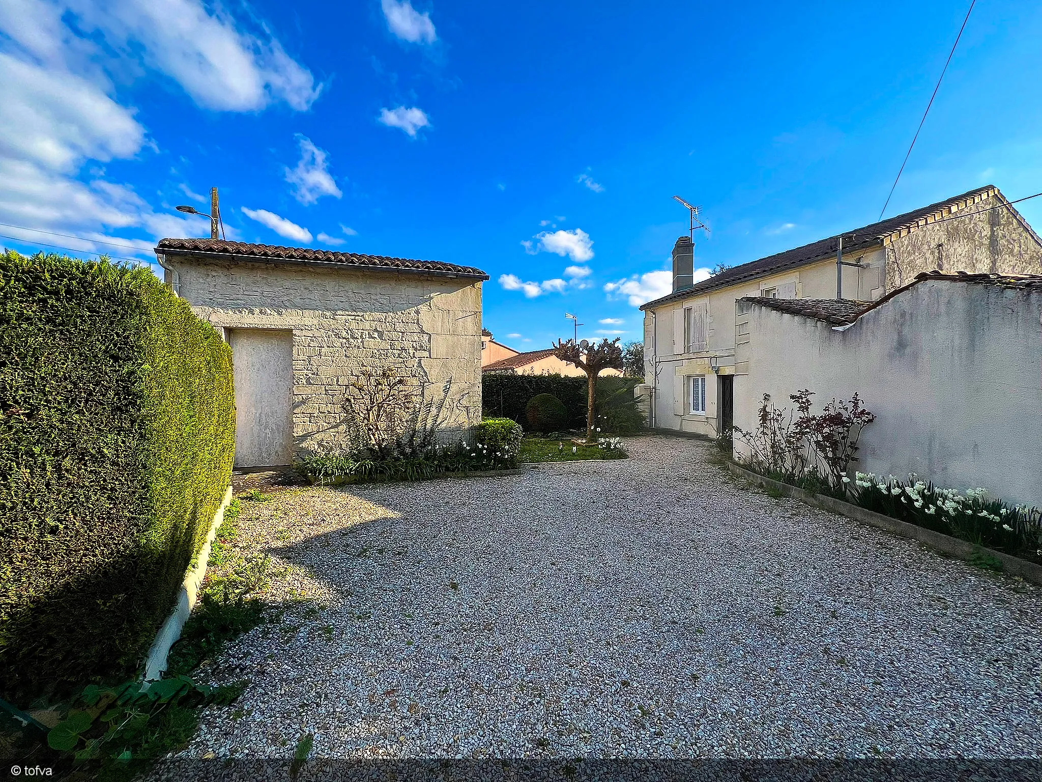 Maison de ville avec jardin et garage à Cognac Saint Martin 