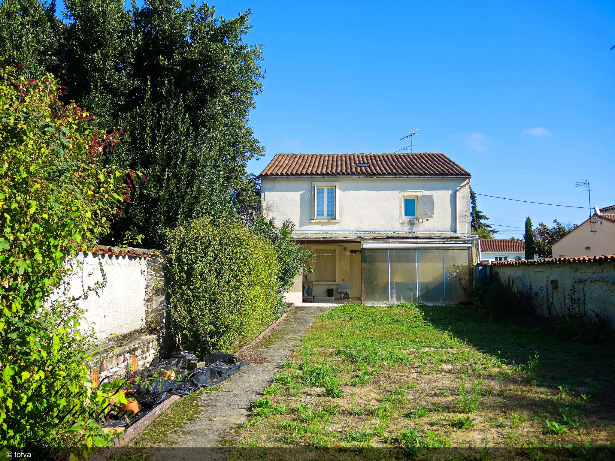 Maison de ville avec jardin et garage à Cognac Saint Martin 