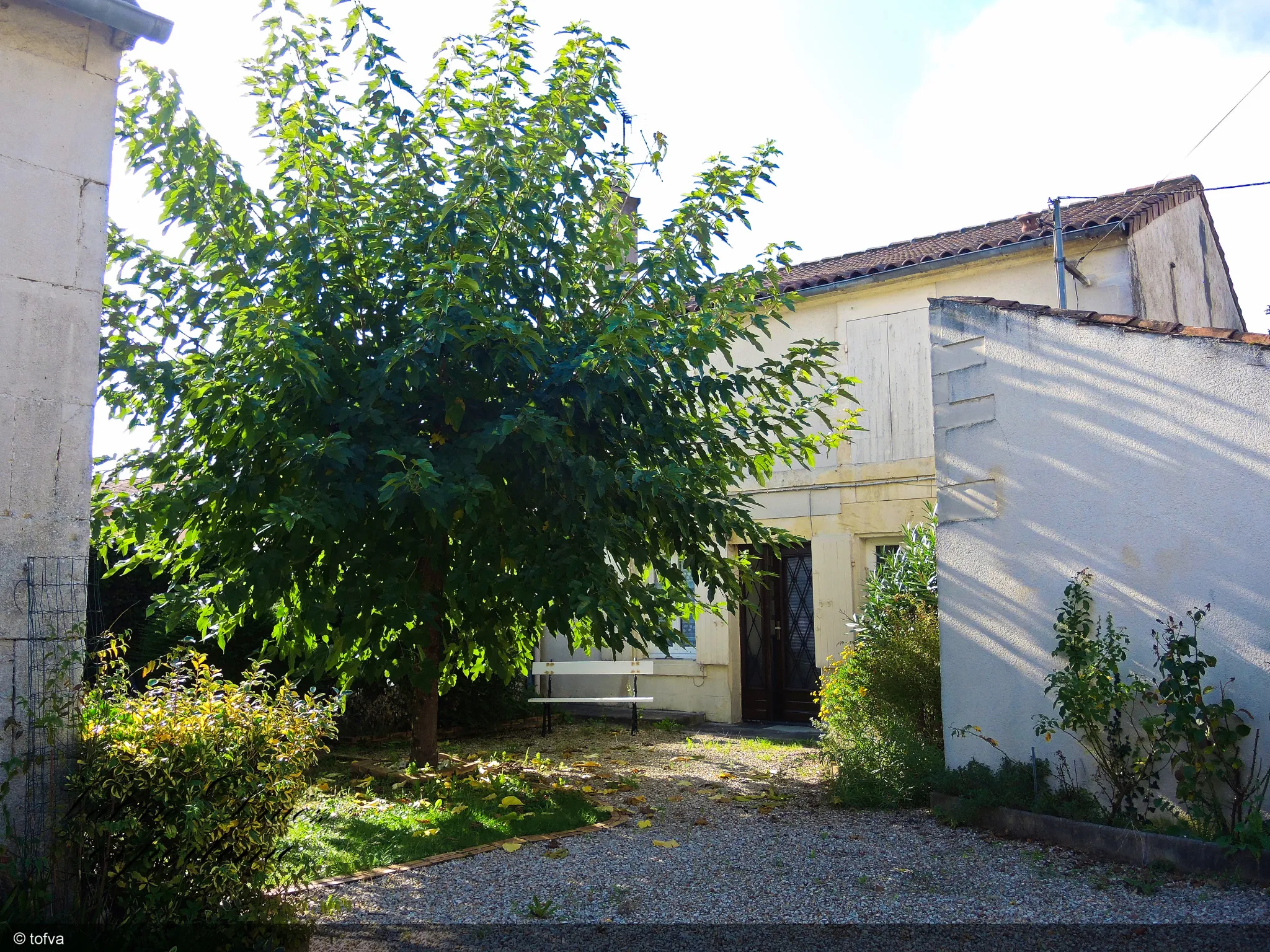 Maison de ville avec jardin et garage à Cognac Saint Martin 