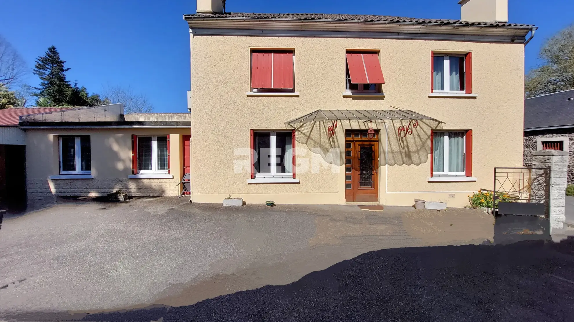 Maison ancienne avec jardin, garages et potentiel de rénovation à Gelos 