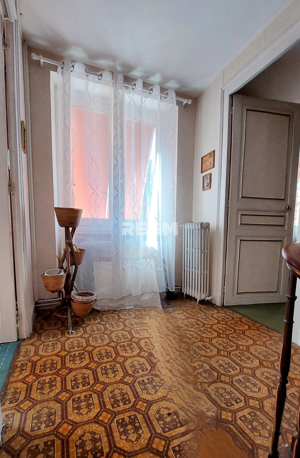 Maison ancienne avec jardin, garages et potentiel de rénovation à Gelos 