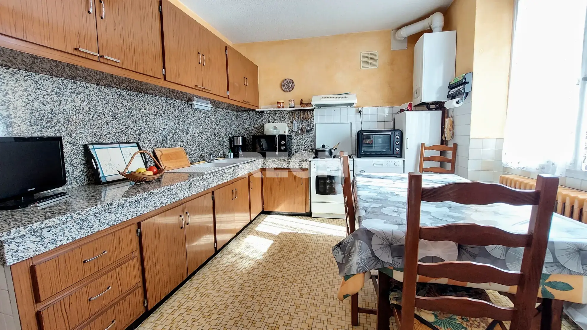 Maison ancienne avec jardin, garages et potentiel de rénovation à Gelos 