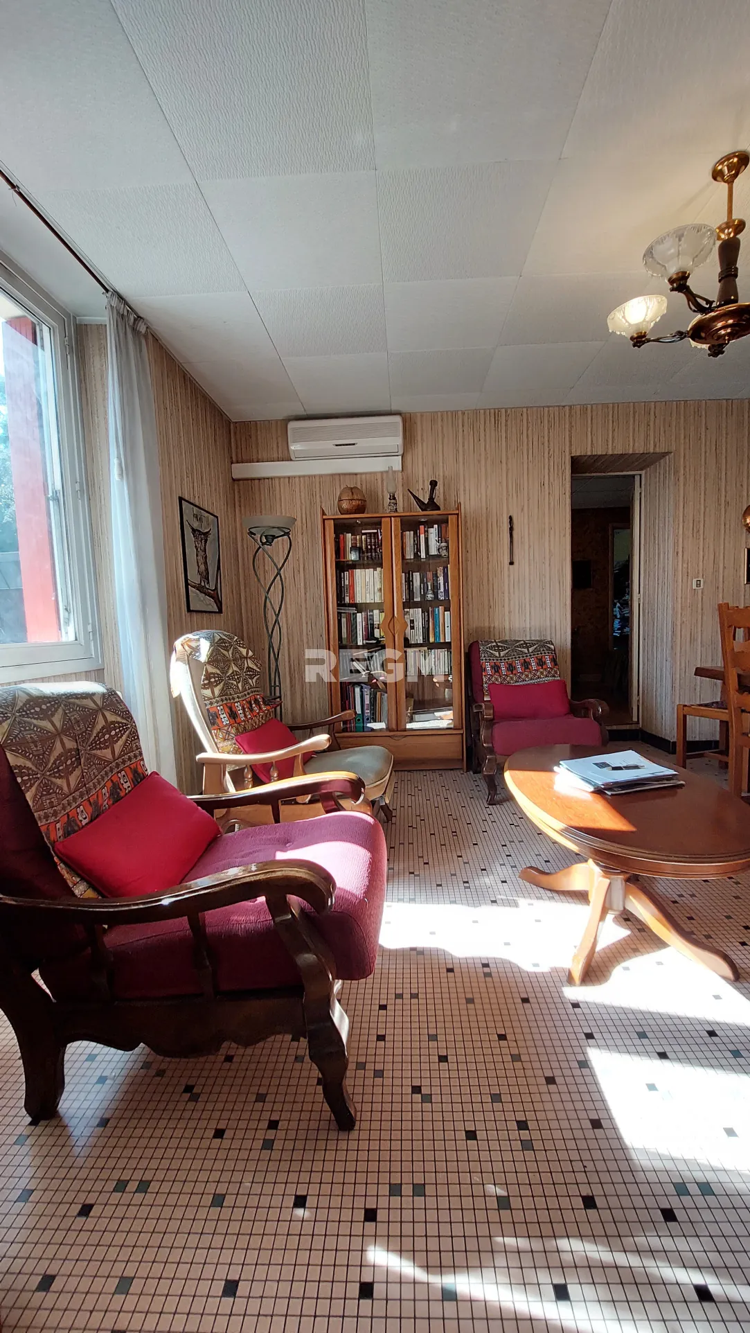 Maison ancienne avec jardin, garages et potentiel de rénovation à Gelos 