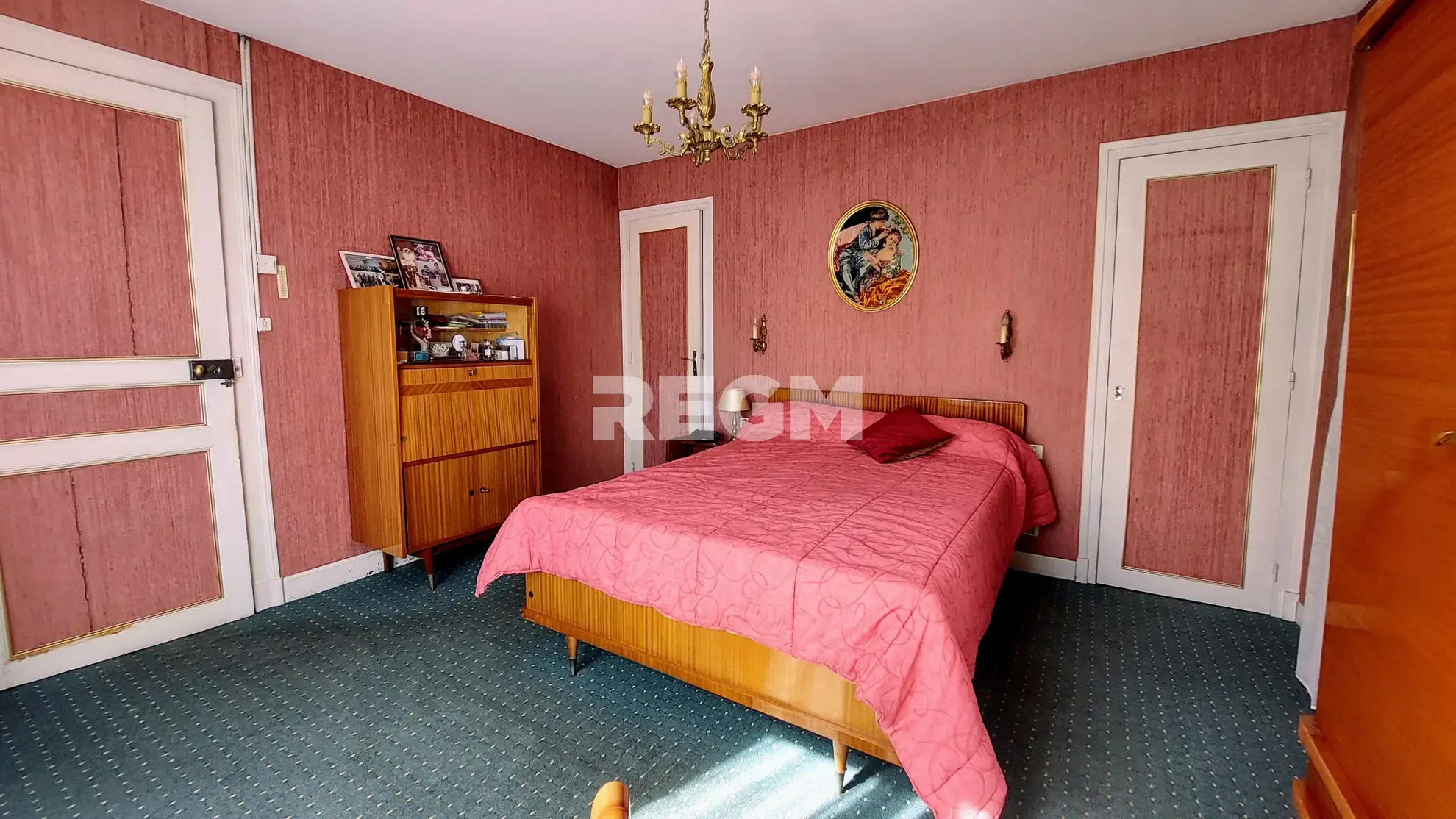 Maison ancienne avec jardin, garages et potentiel de rénovation à Gelos 