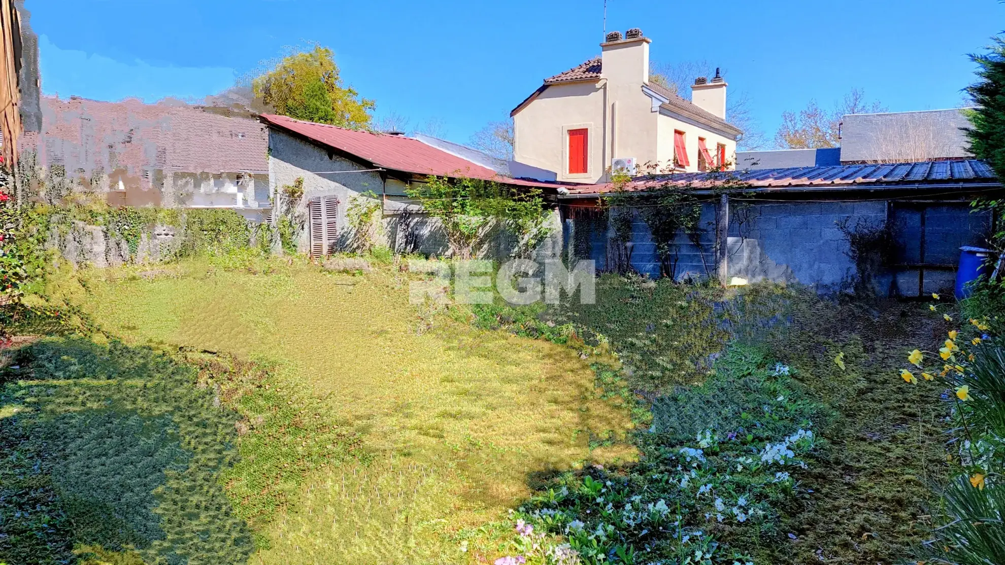 Maison ancienne avec jardin, garages et potentiel de rénovation à Gelos 