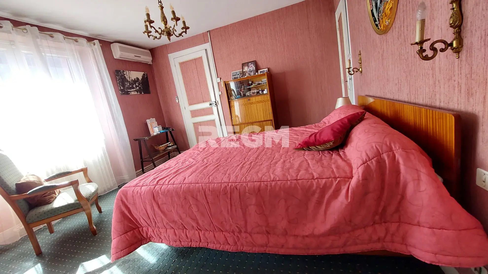 Maison ancienne avec jardin, garages et potentiel de rénovation à Gelos 