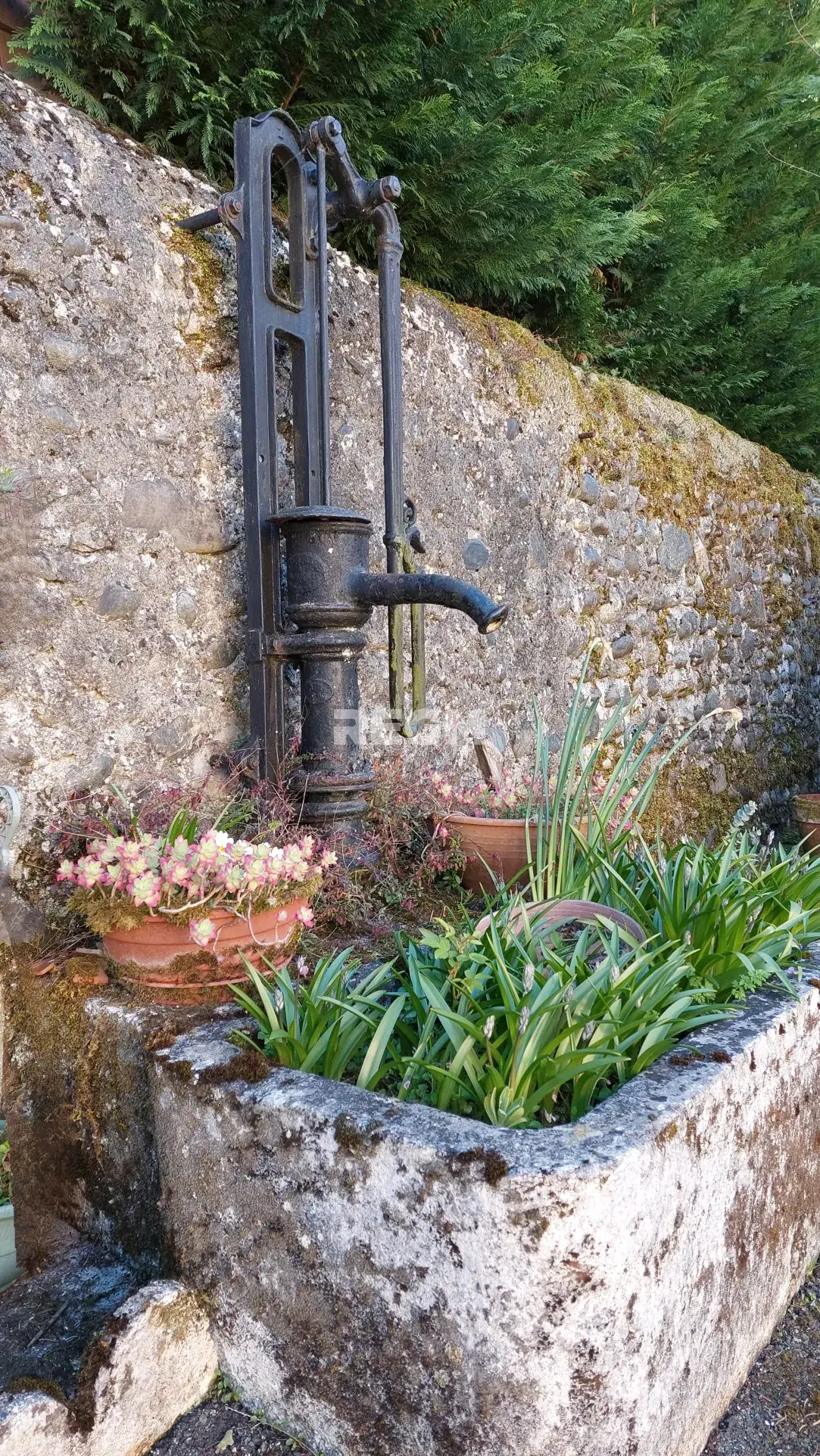 Maison ancienne avec jardin, garages et potentiel de rénovation à Gelos 