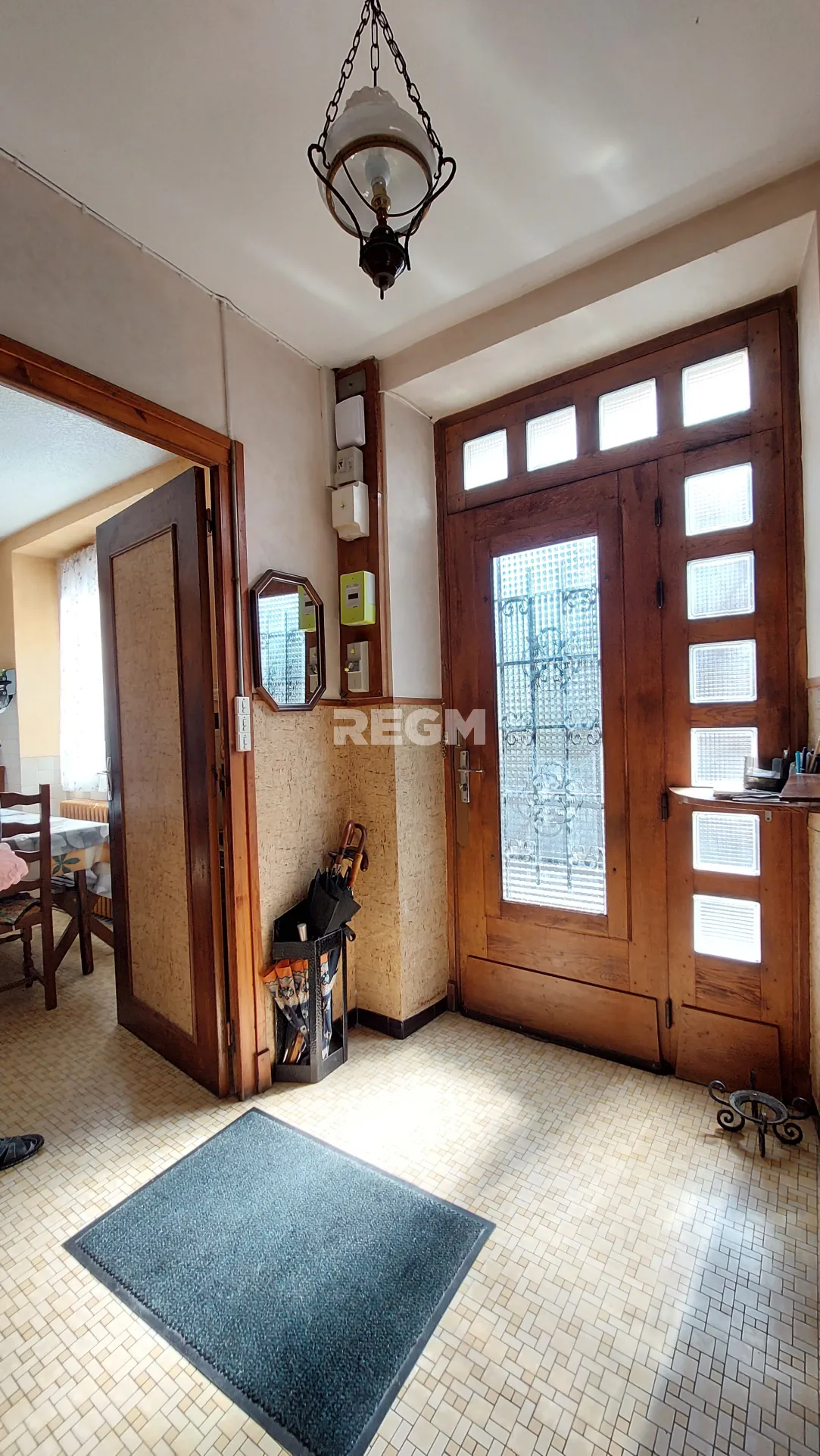 Maison ancienne avec jardin, garages et potentiel de rénovation à Gelos 