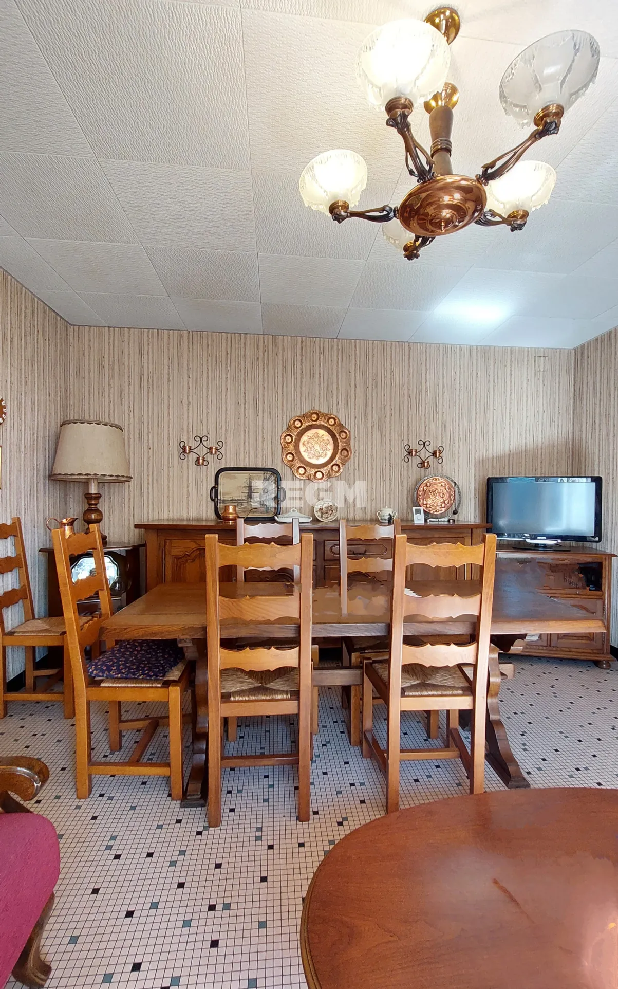 Maison ancienne avec jardin, garages et potentiel de rénovation à Gelos 