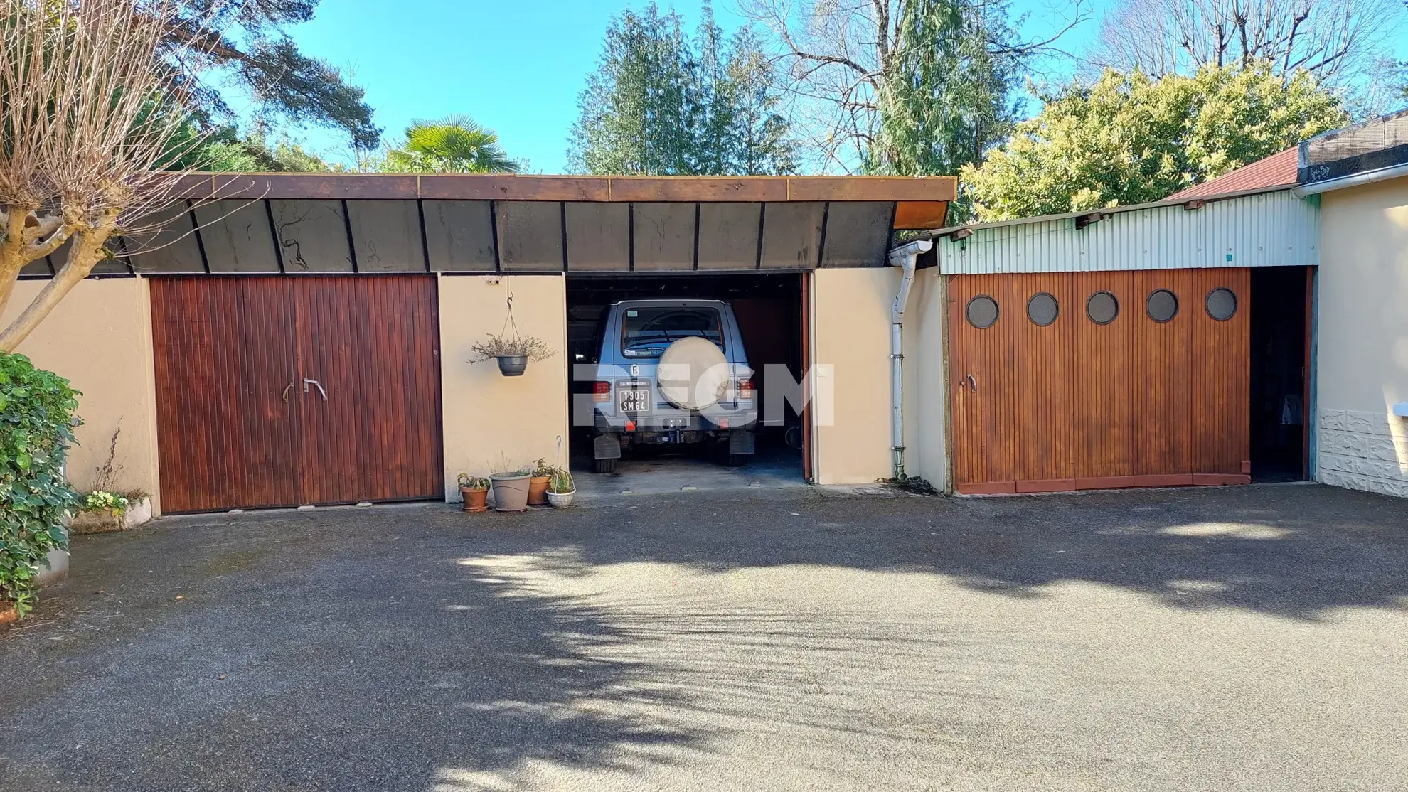 Maison ancienne avec jardin, garages et potentiel de rénovation à Gelos 