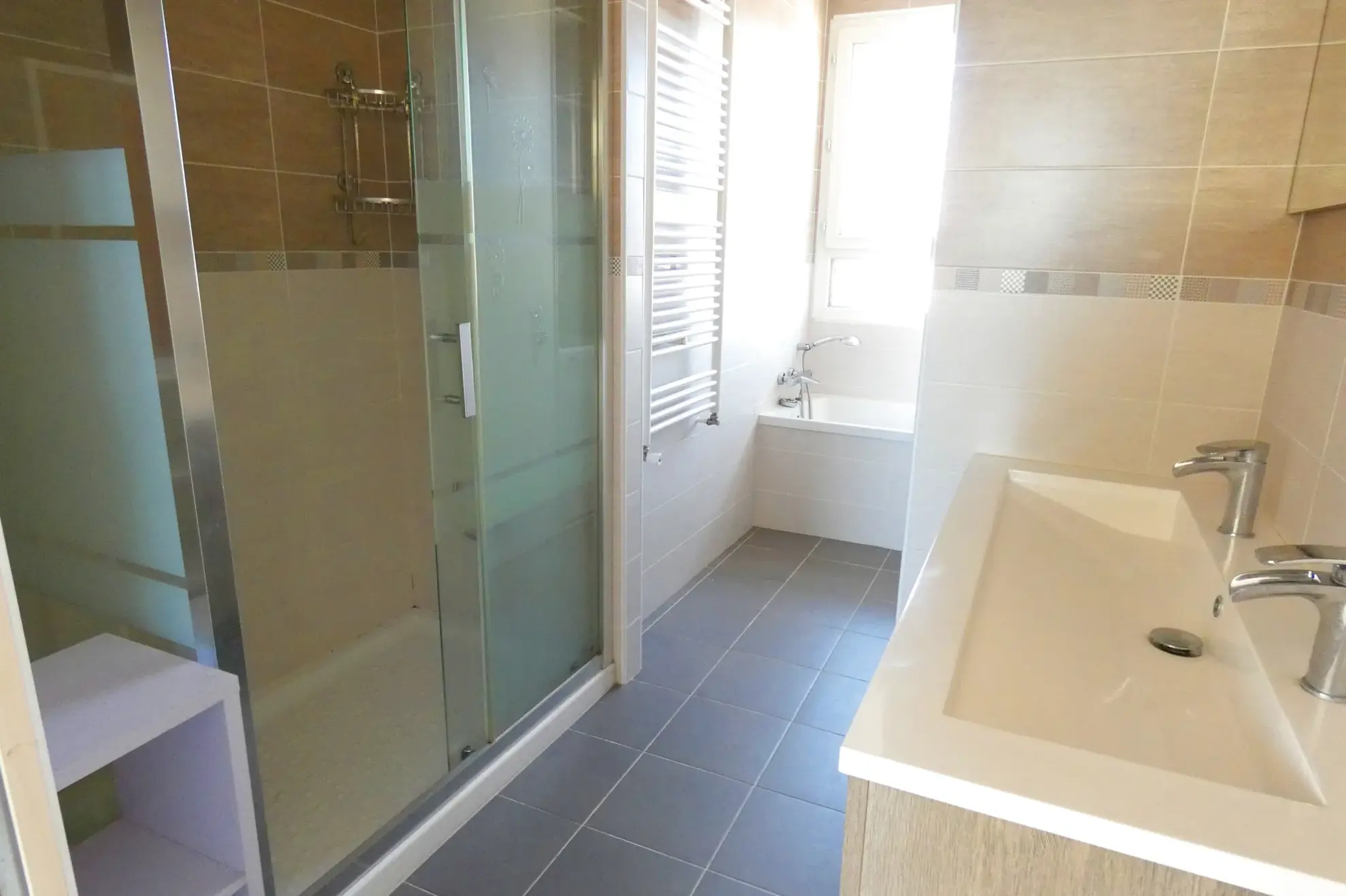 Grand appartement 4 pièces lumineux avec vue dégagée à Aurillac avec garage 