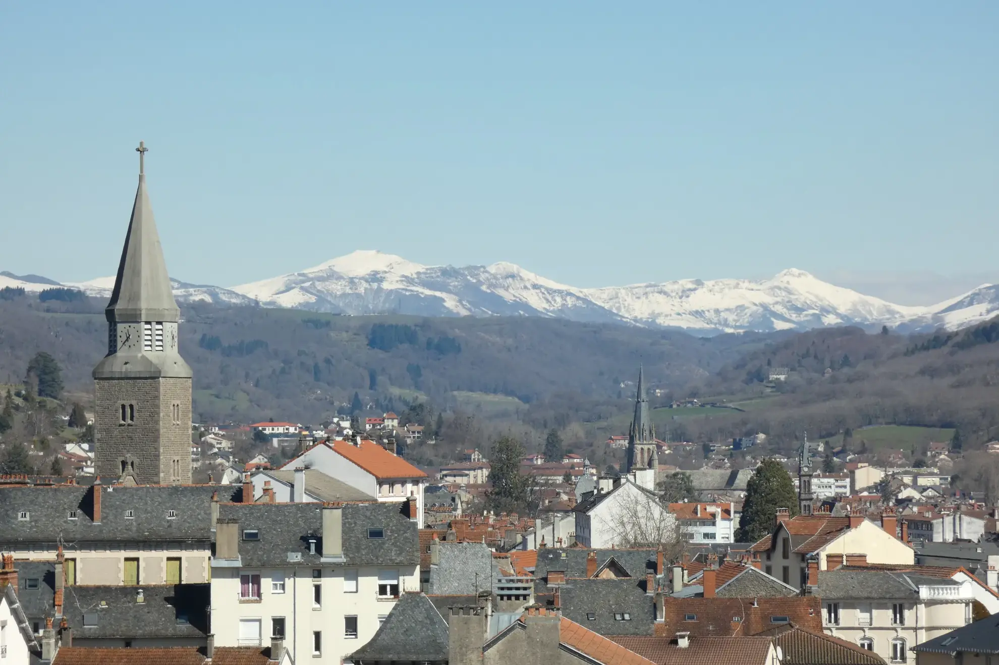 Grand appartement 4 pièces lumineux avec vue dégagée à Aurillac avec garage 