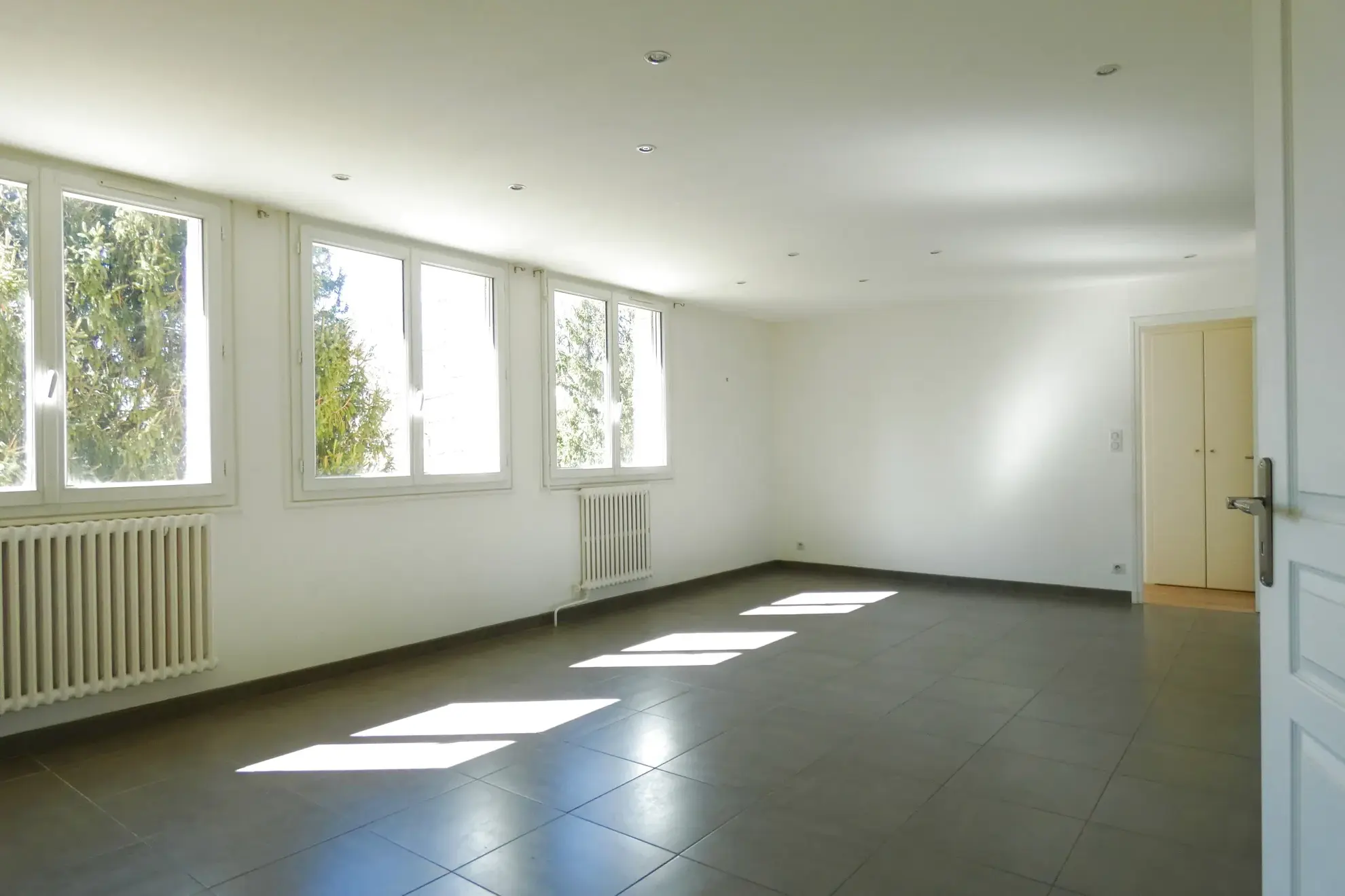 Grand appartement 4 pièces lumineux avec vue dégagée à Aurillac avec garage