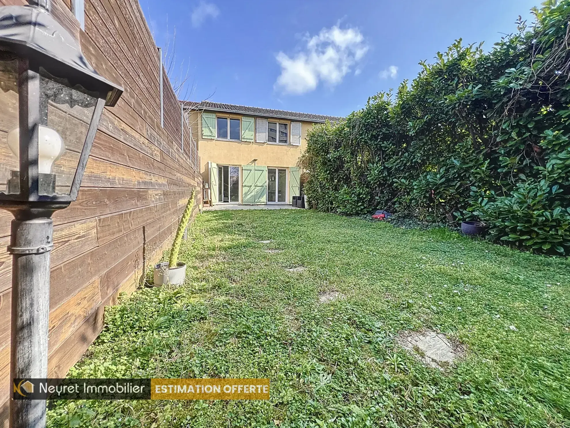 Maison à vendre de 3 chambres avec bureau à Pierre Benite - 99 m² 