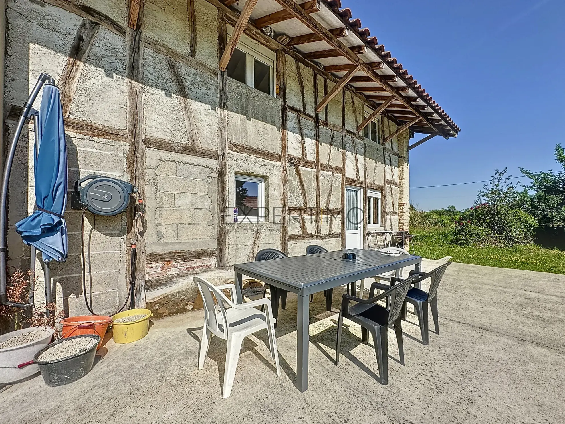 Ferme bressane rénovée de 240 m2 avec terrain de 2000 m2 en campagne 