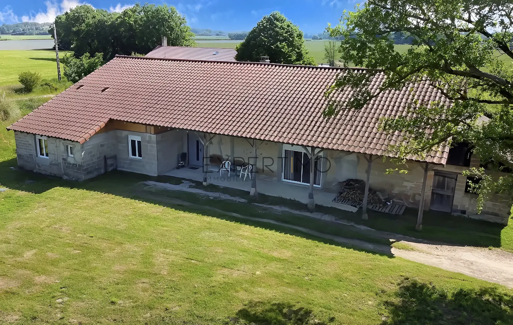 Ferme bressane rénovée de 240 m2 avec terrain de 2000 m2 en campagne