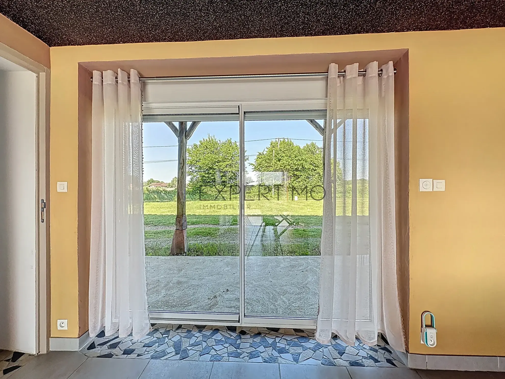 Ferme bressane rénovée de 240 m2 avec terrain de 2000 m2 en campagne 