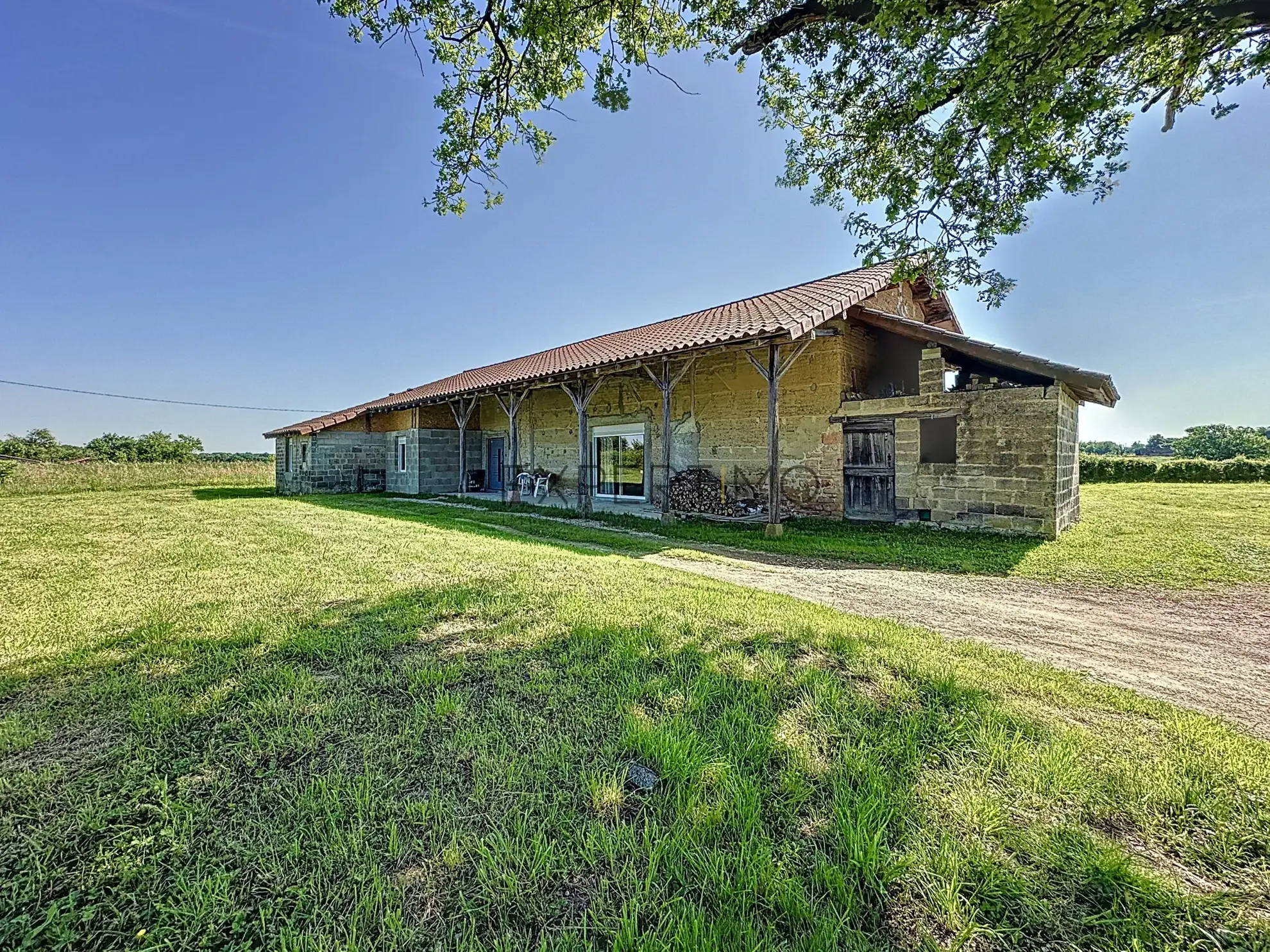 Ferme bressane rénovée de 240 m2 avec terrain de 2000 m2 en campagne 