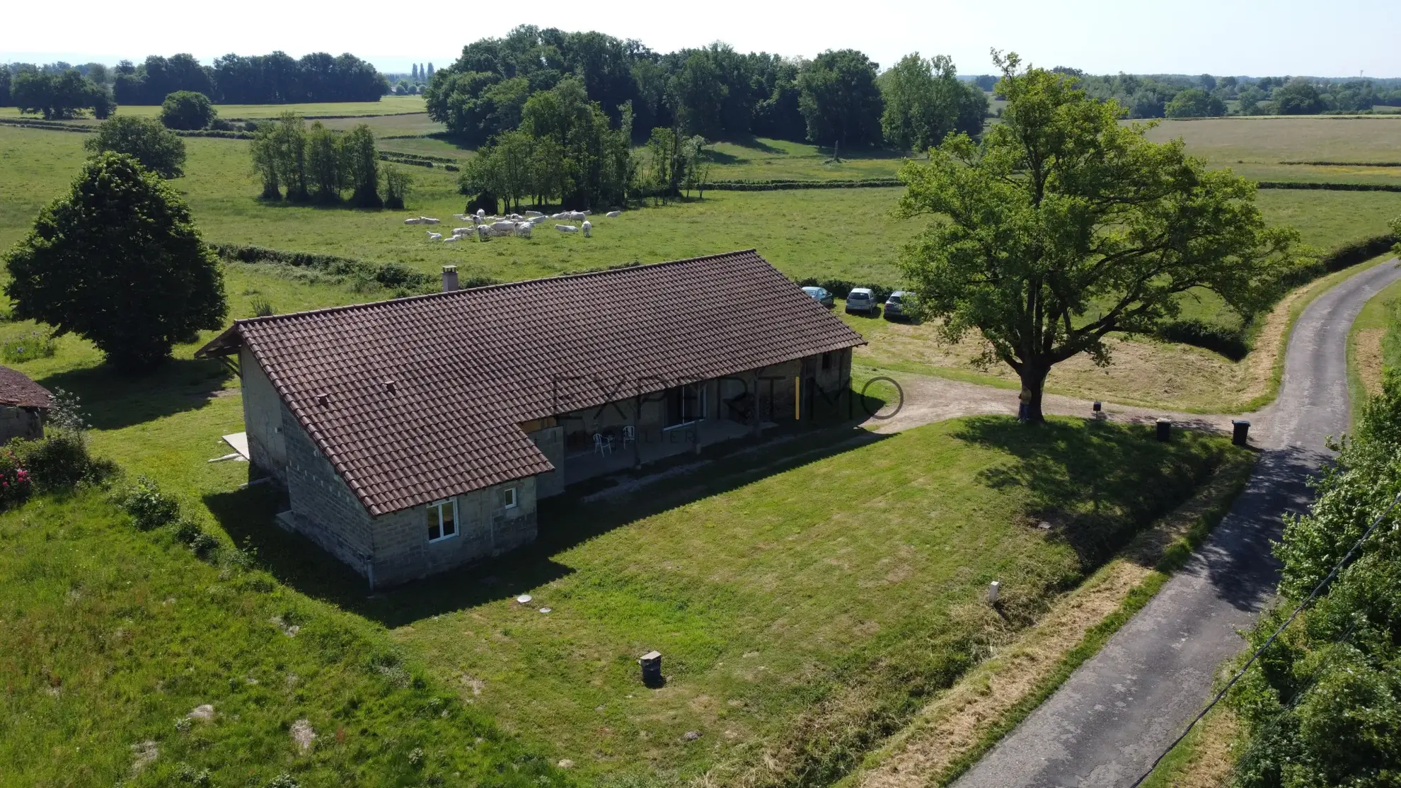 Ferme bressane rénovée de 240 m2 avec terrain de 2000 m2 en campagne 