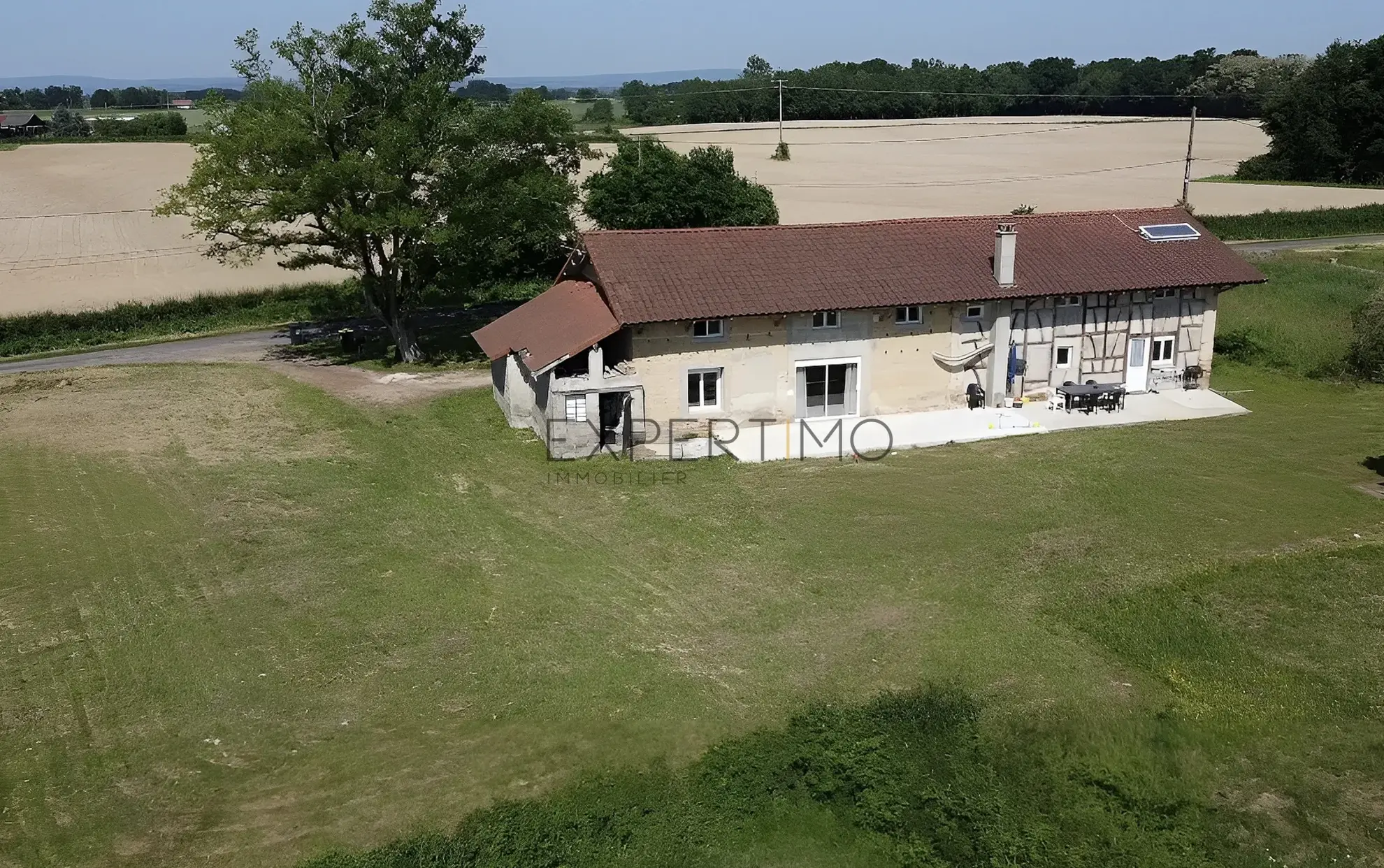 Ferme bressane rénovée de 240 m2 avec terrain de 2000 m2 en campagne 