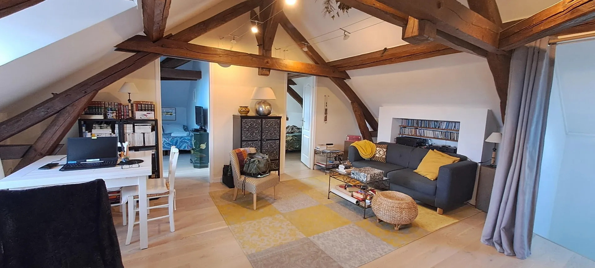 Appartement F3 à Dourdan en centre-ville avec parking et poutres apparentes