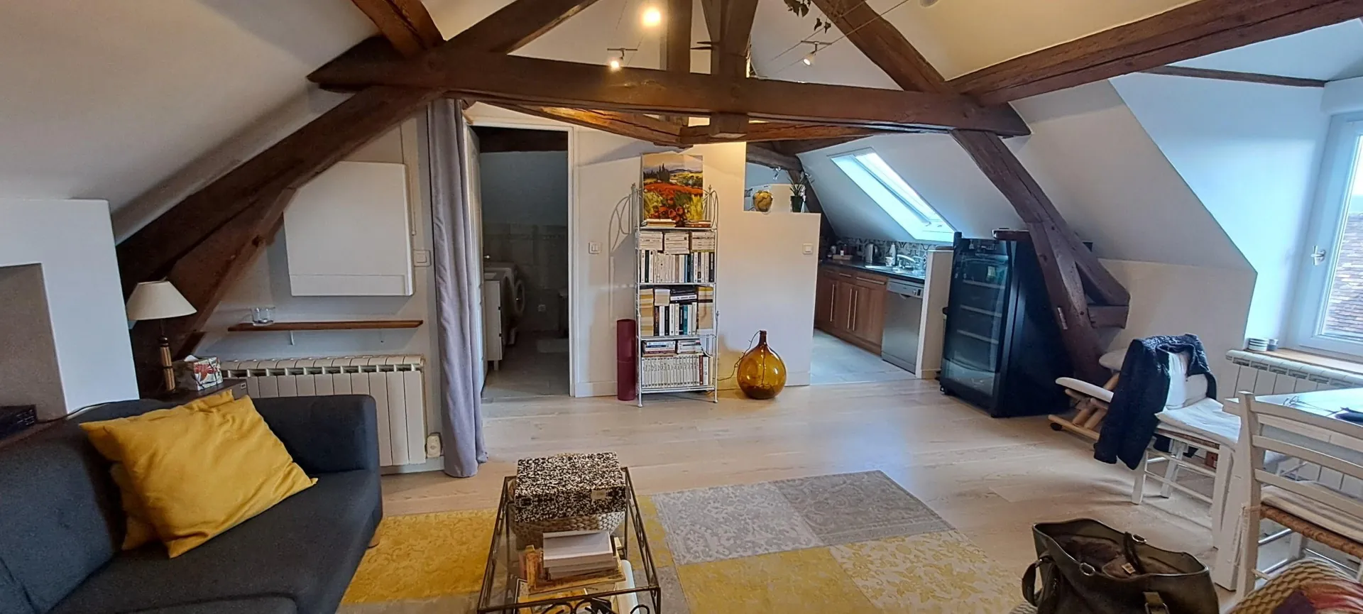 Appartement F3 à Dourdan en centre-ville avec parking et poutres apparentes 