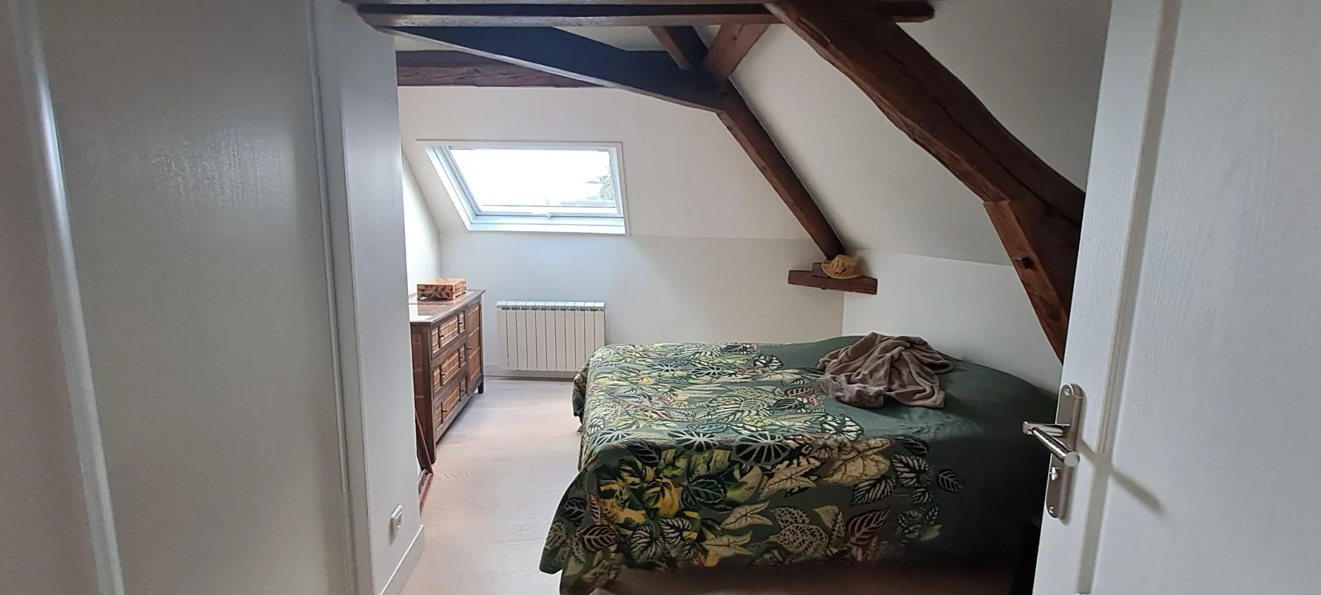 Appartement F3 à Dourdan en centre-ville avec parking et poutres apparentes 