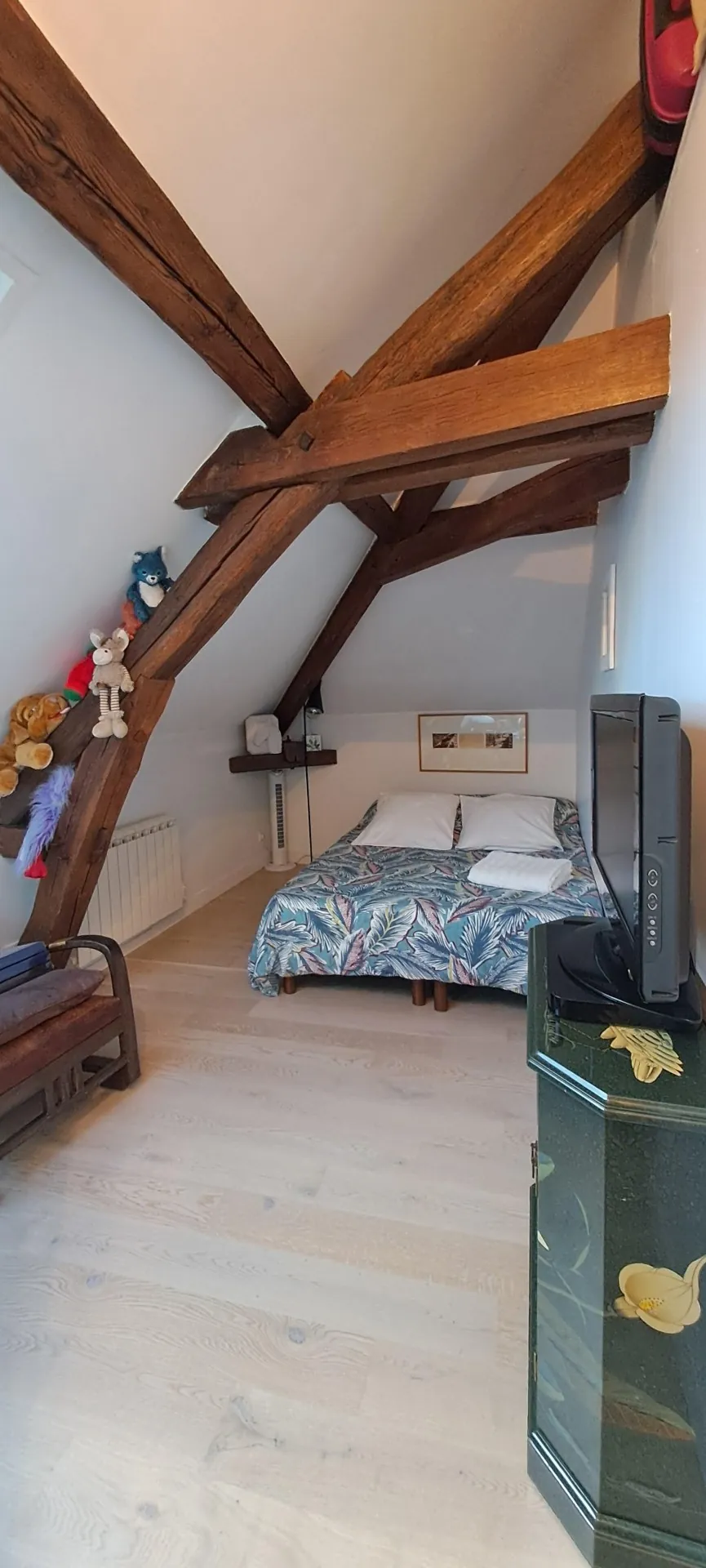 Appartement F3 à Dourdan en centre-ville avec parking et poutres apparentes 