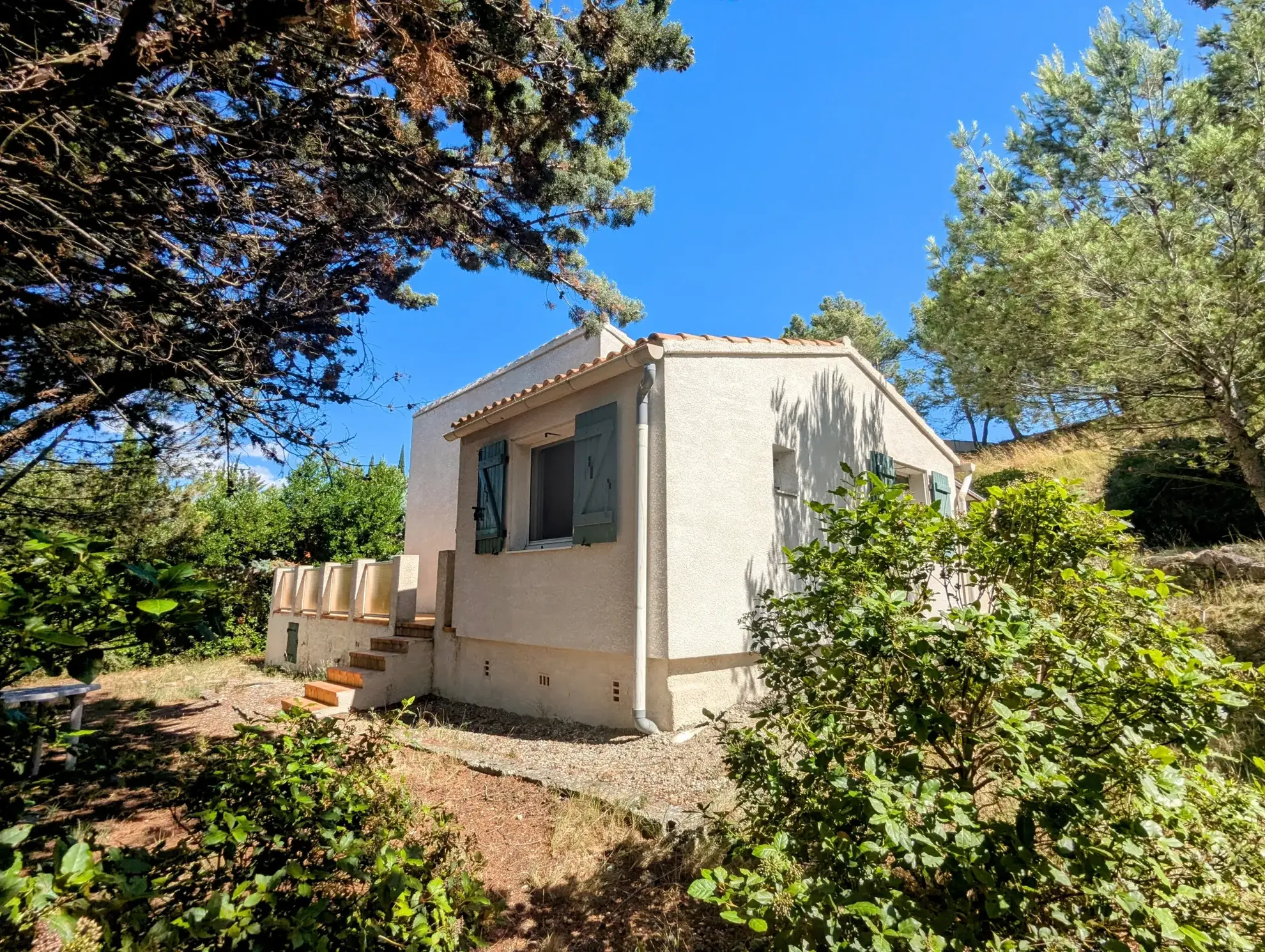 Villa de plain-pied calme avec grand terrain piscinable proche de Narbonne 