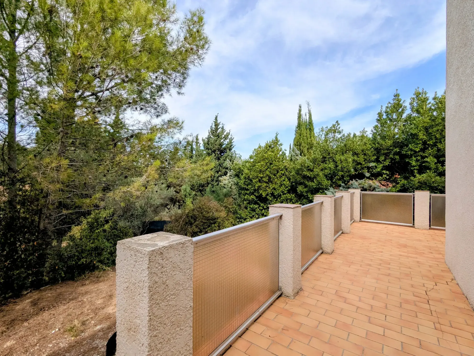 Villa de plain-pied calme avec grand terrain piscinable proche de Narbonne 