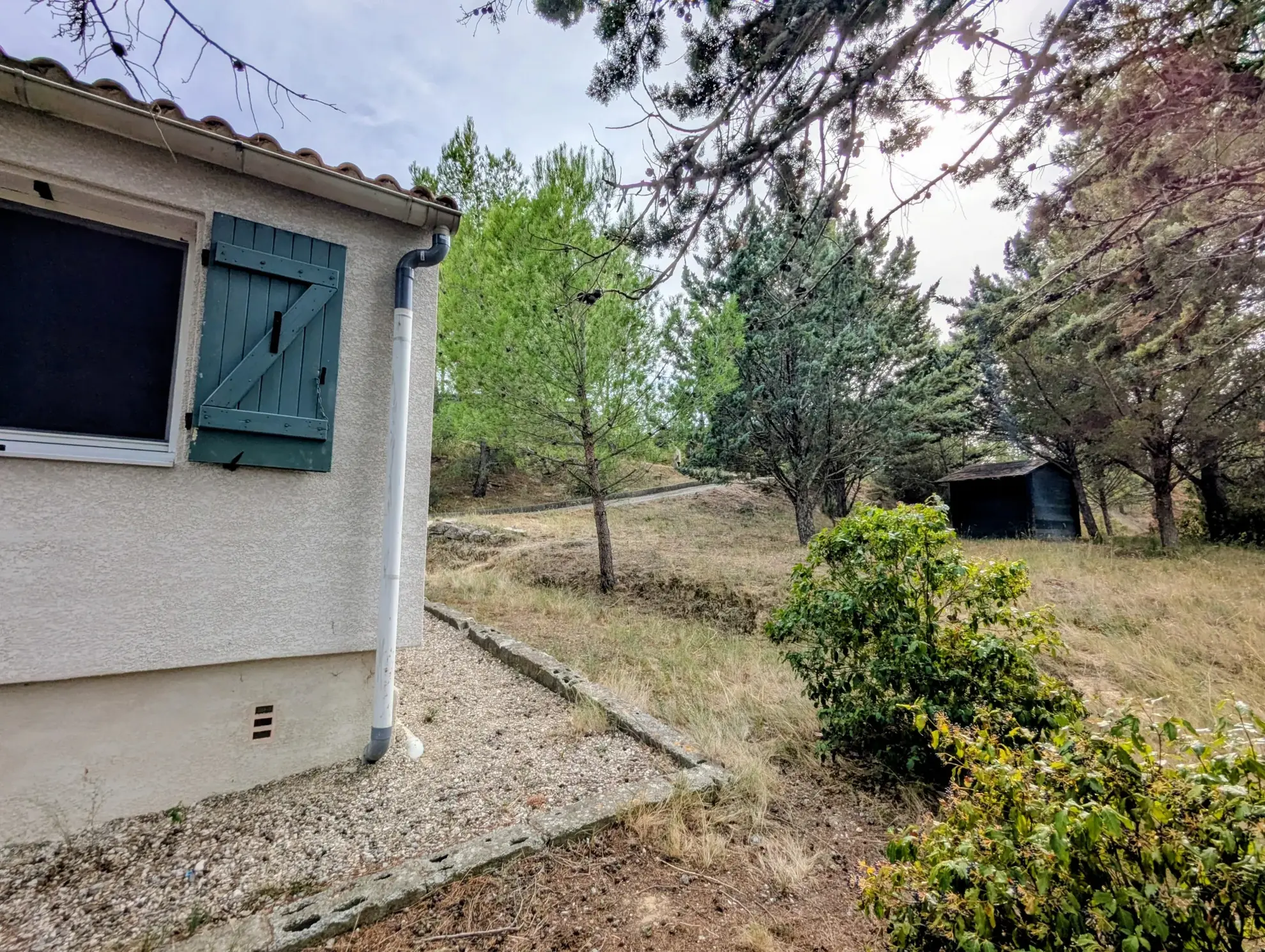 Villa de plain-pied calme avec grand terrain piscinable proche de Narbonne